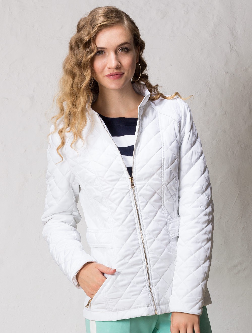 Белая стеганая куртка женская