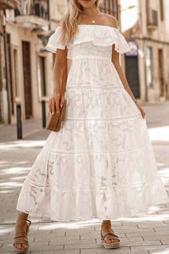 Белое атласное платье с рукавами с кружевом металлик на никах