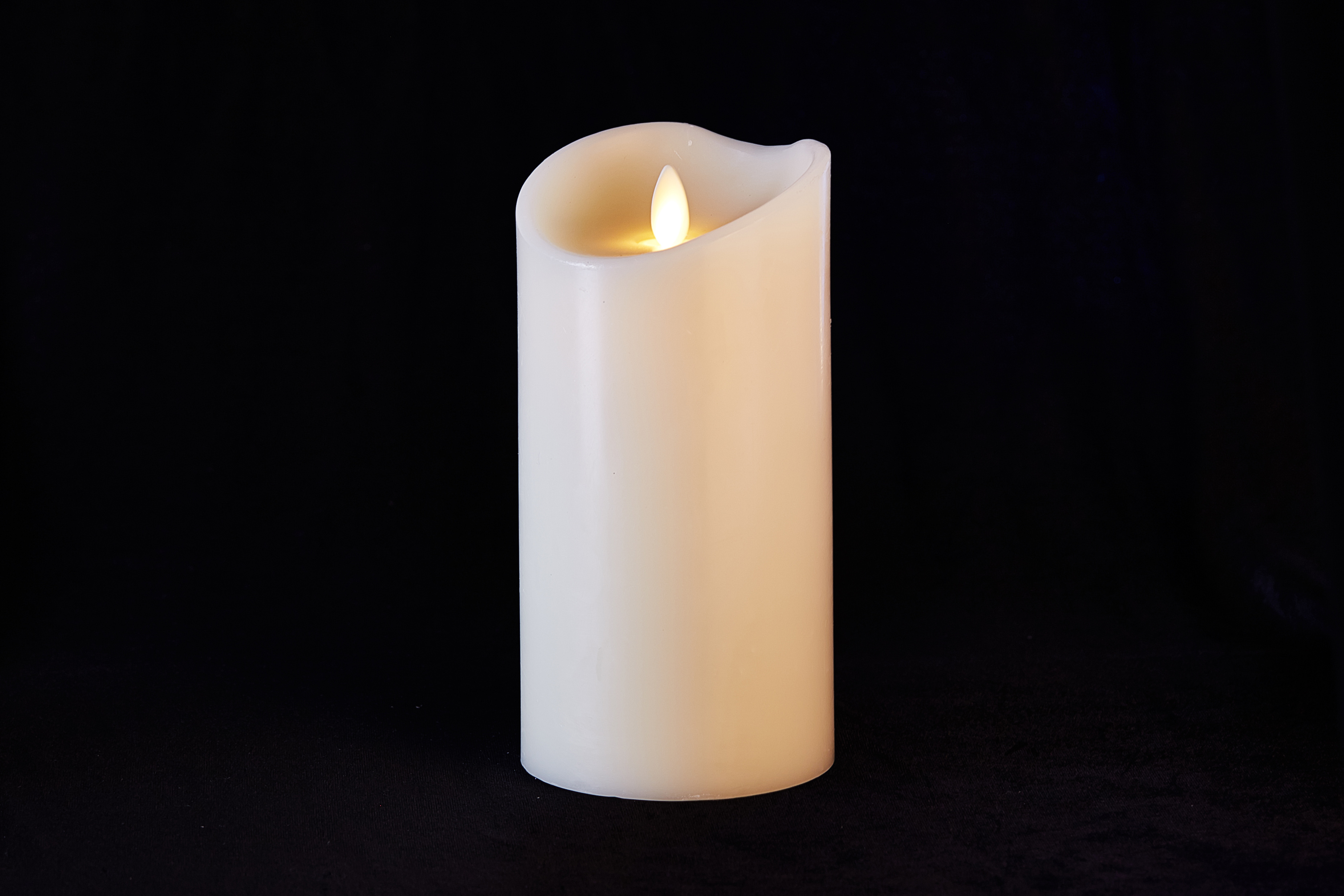 Горящая белая свеча