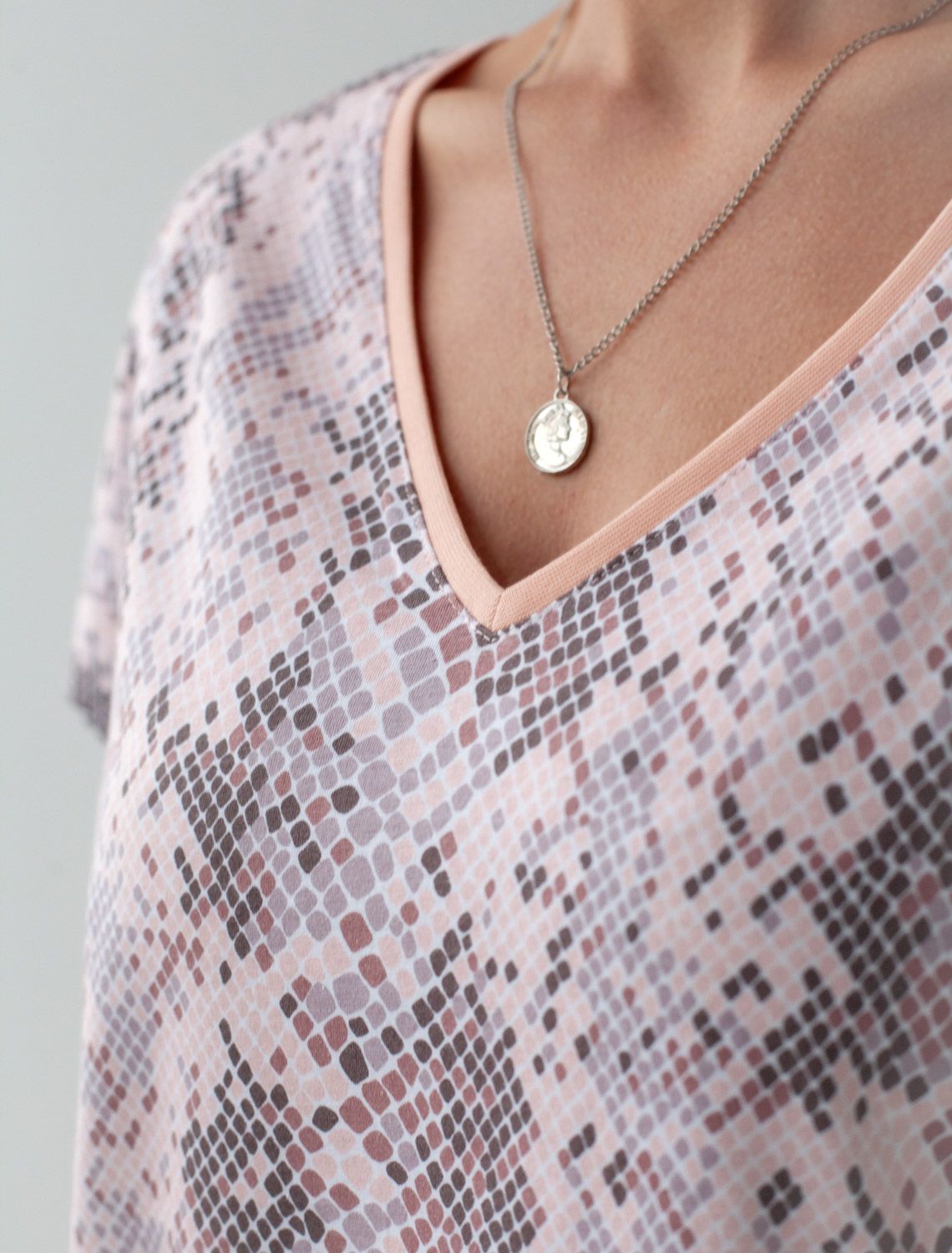 Свободная футболка с V-вырезом и цельнокроеным рукавом из 100% хлопка с принтом