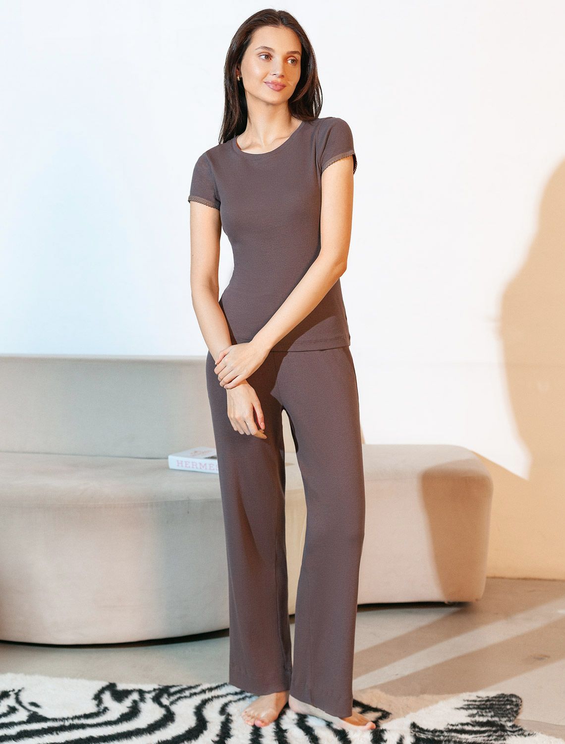 Футболка с круглым вырезом из фактурного трикотажа в рубчик