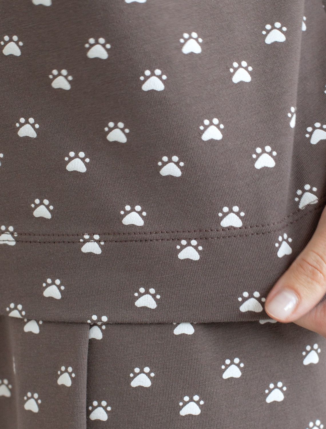 Свободная футболка с V-вырезом и цельнокроеным рукавом из 100% хлопка с принтом