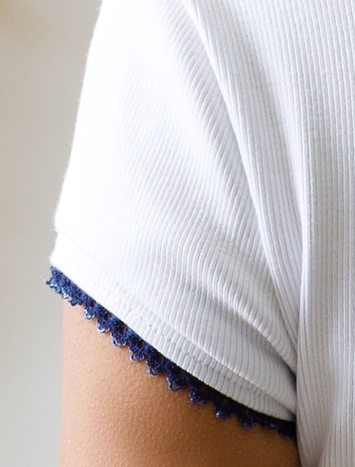 Футболка с фигурным вырезом каре из эластичного трикотажа кашкорсе