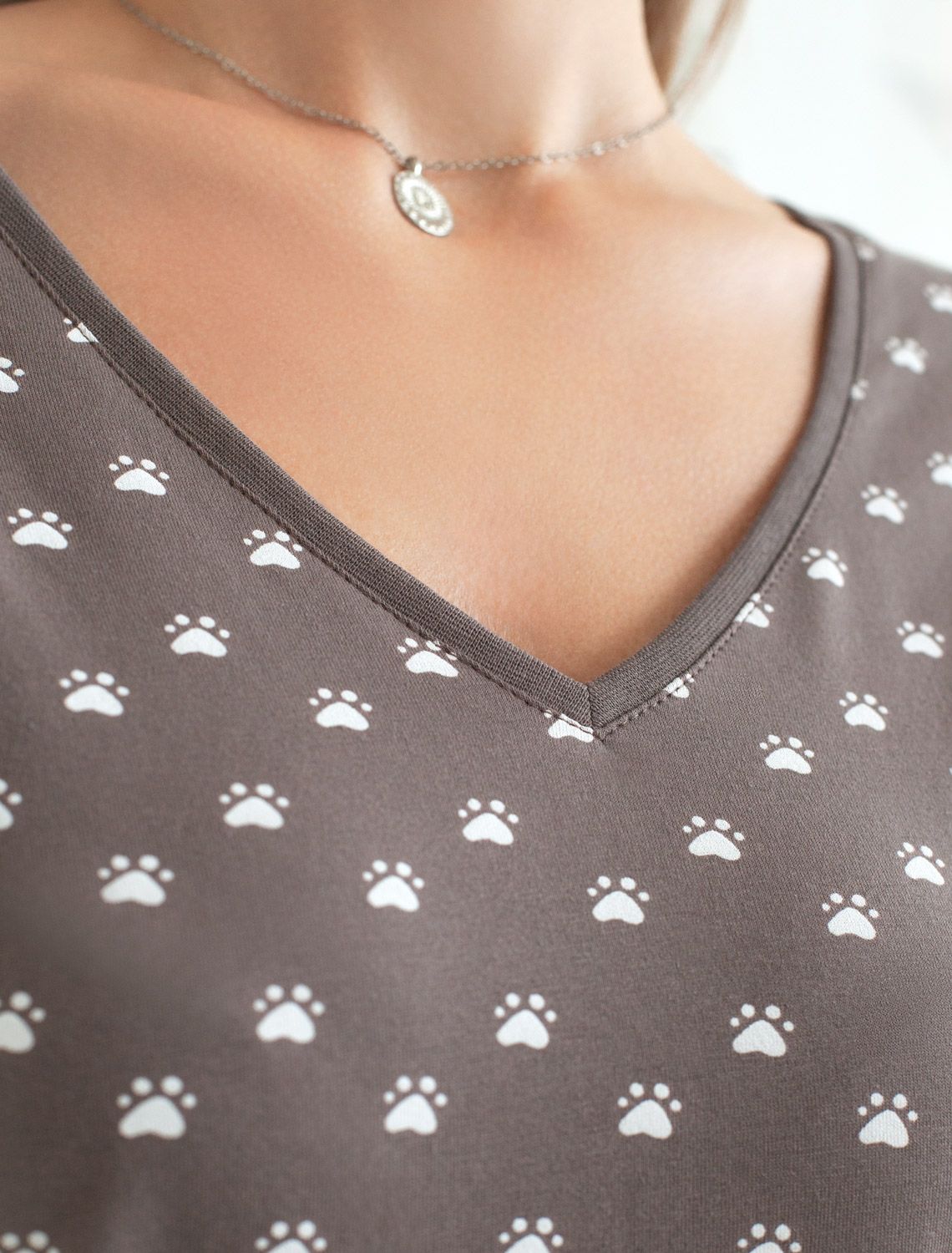 Свободная футболка с V-вырезом и цельнокроеным рукавом из 100% хлопка с принтом