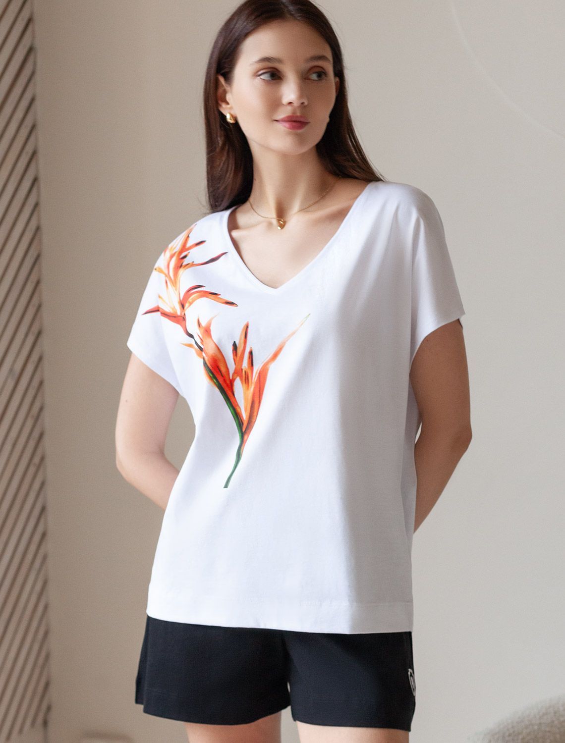 Свободная футболка с V-вырезом и цельнокроеным рукавом из 100% хлопка с принтом