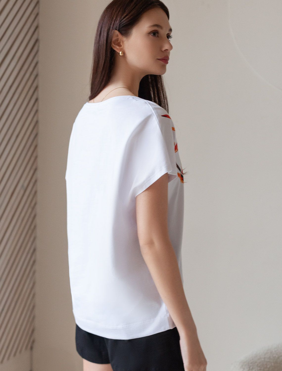 Свободная футболка с V-вырезом и цельнокроеным рукавом из 100% хлопка с принтом