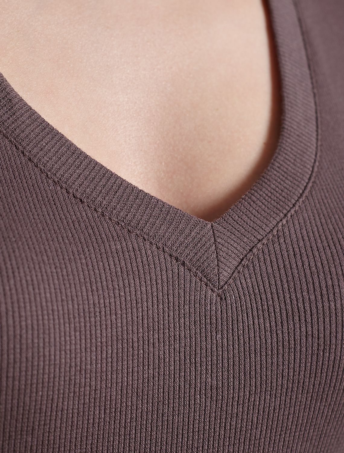 Футболка с V вырезом из фактурного трикотажа в рубчик