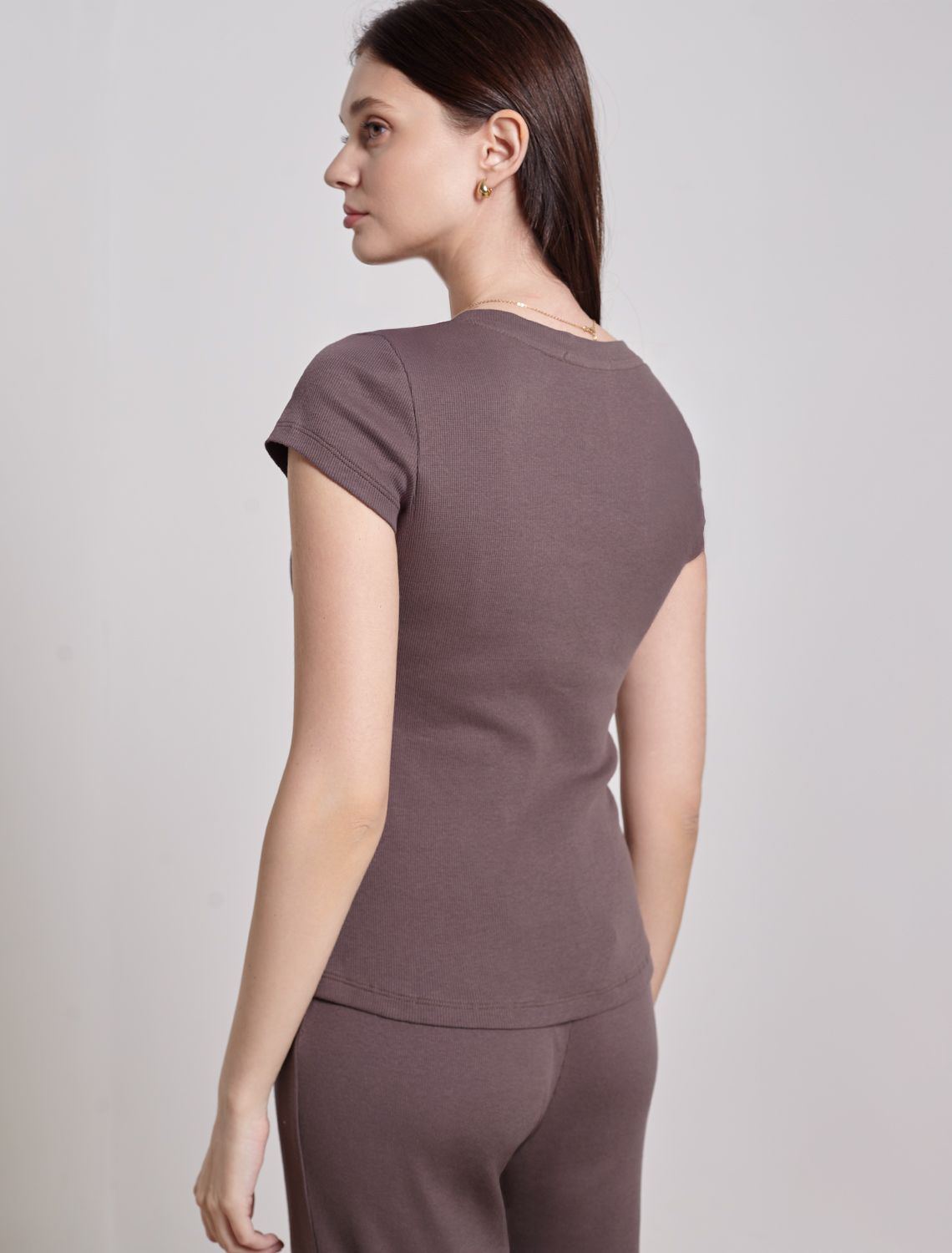 Футболка с V вырезом из фактурного трикотажа в рубчик