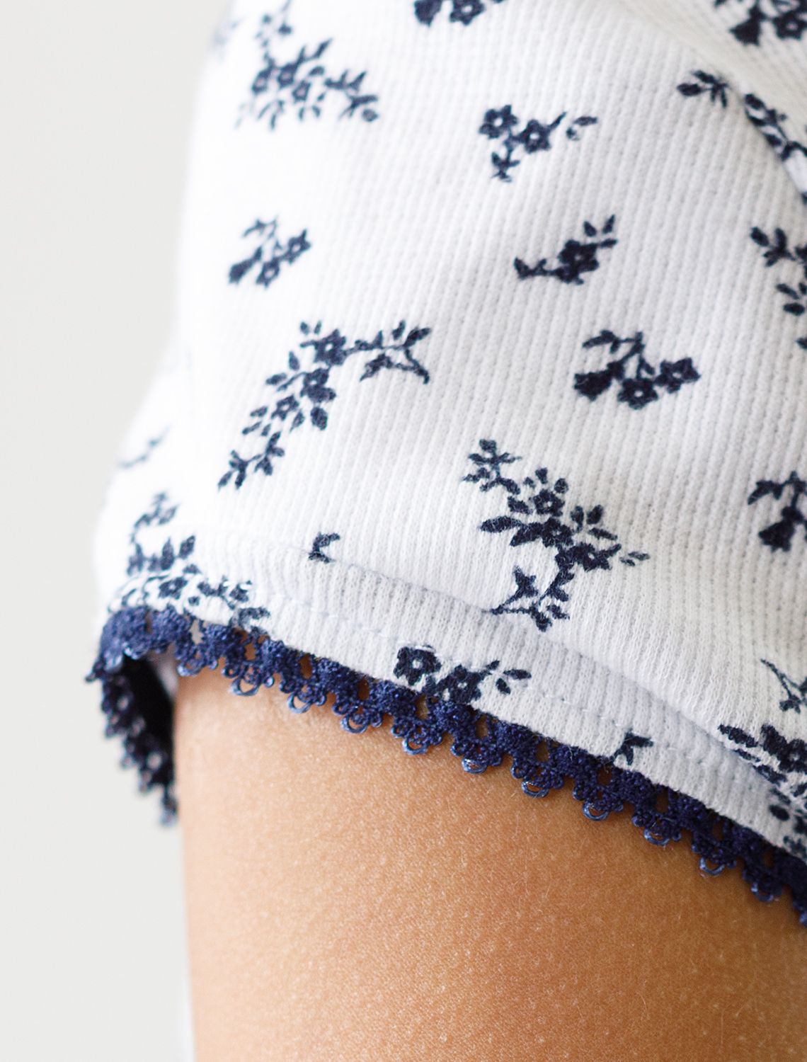 Футболка с фигурным вырезом каре из эластичного трикотажа кашкорсе