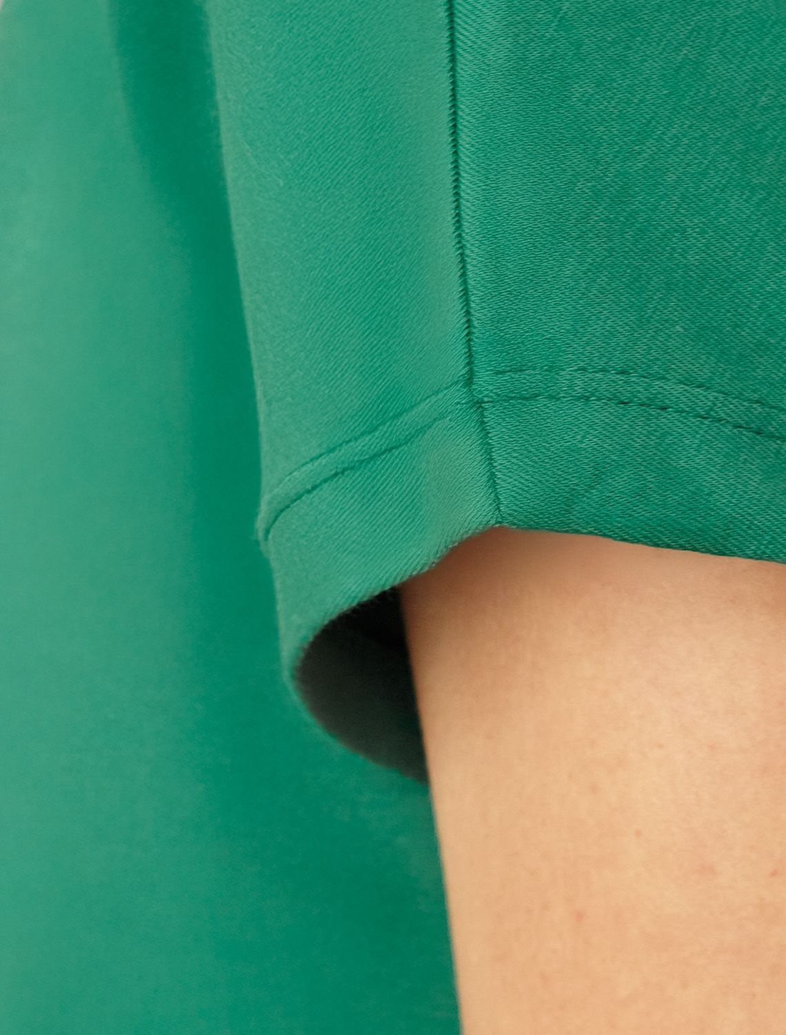 Футболка с V-вырезом и цельнокроеным рукавом из премиального хлопка