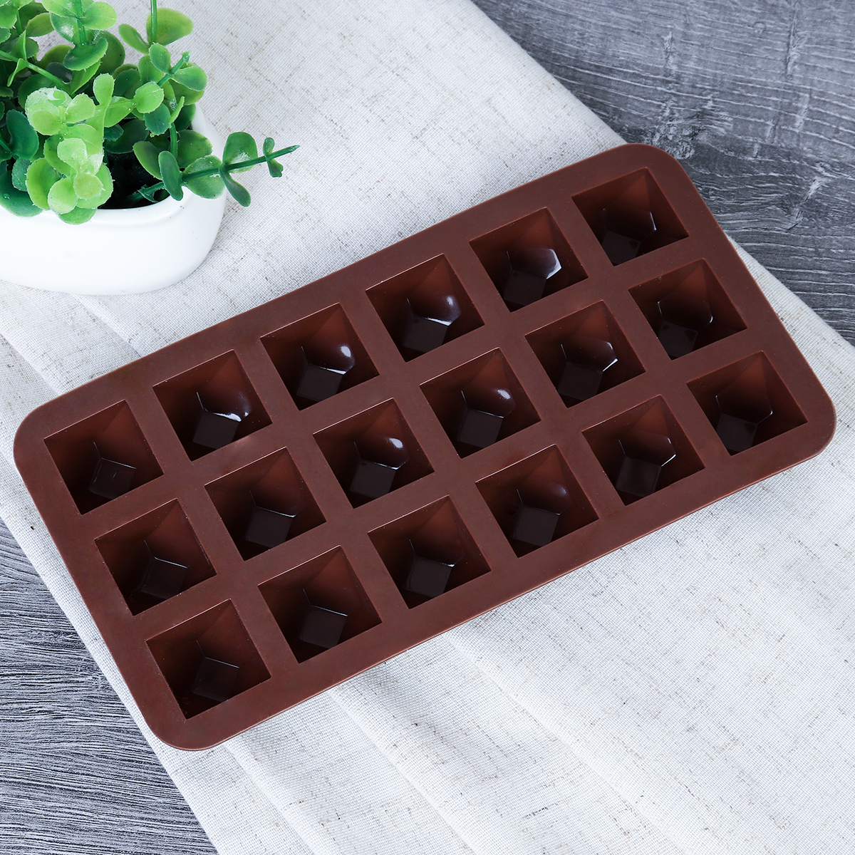 Форма для конфет мармелада и льда 18 ячеек силиконовая Алмаз / HL-212 / уп 300/ 17,8*9,5*1,7 см/ 0,040/