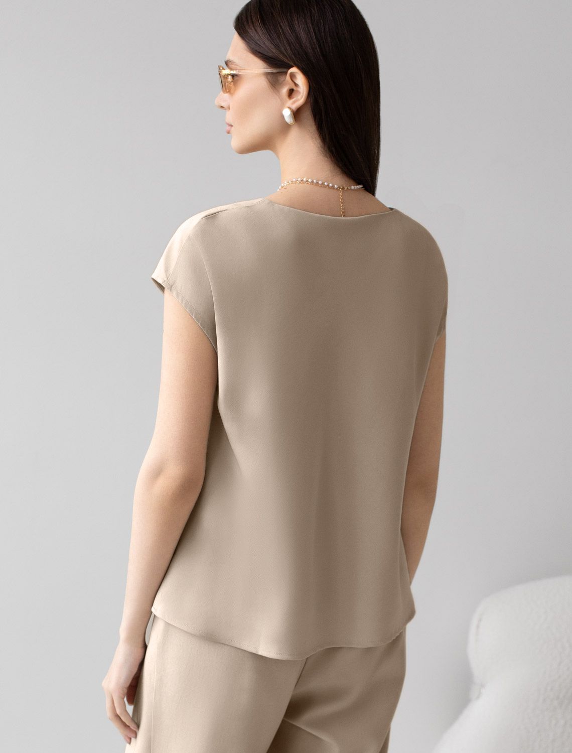 Блузка с U вырезом скроенная по косой из плотного лиоцелла D29.360 светло-бежевый