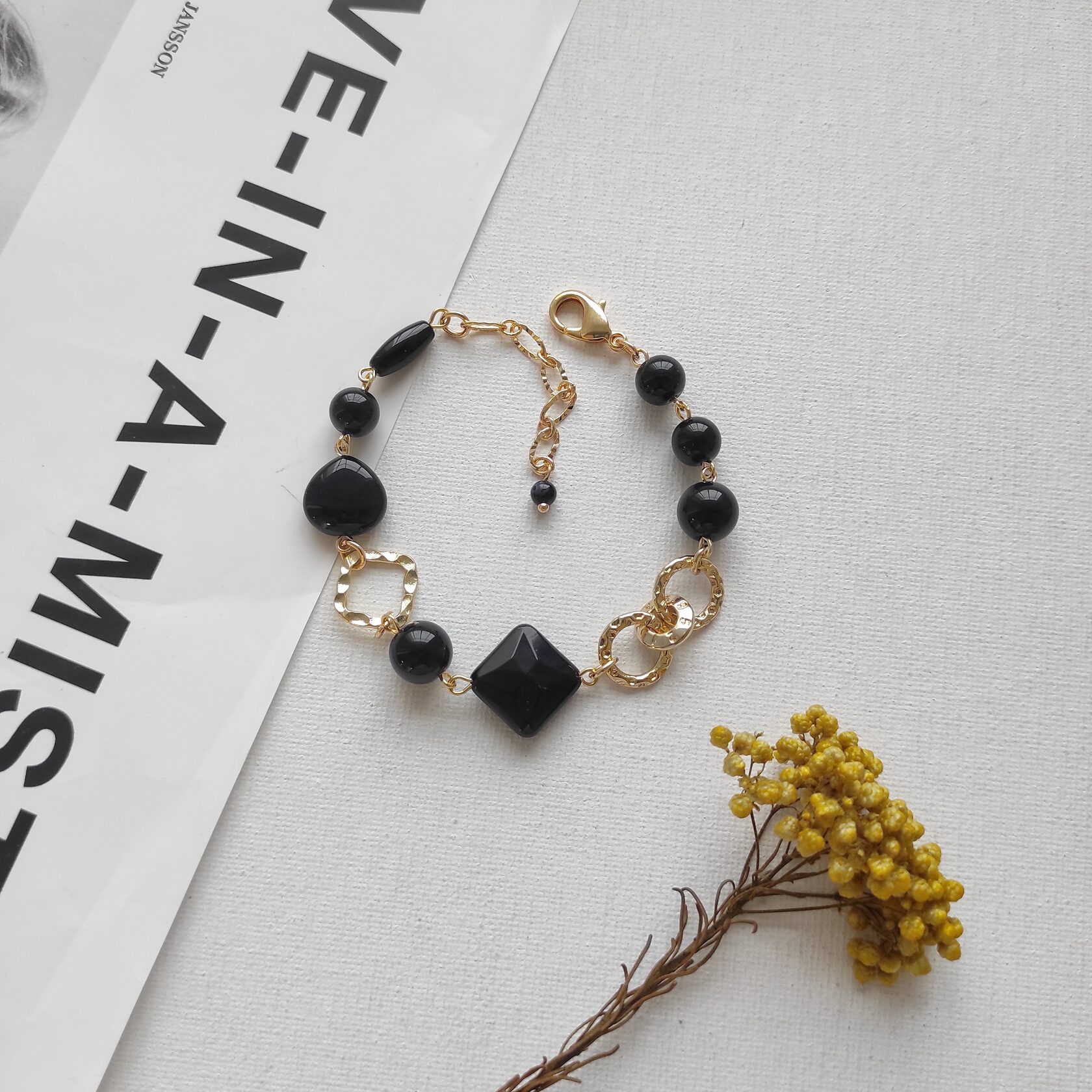 Браслет с чёрным агатом ромб в позолоченной фурнитуре