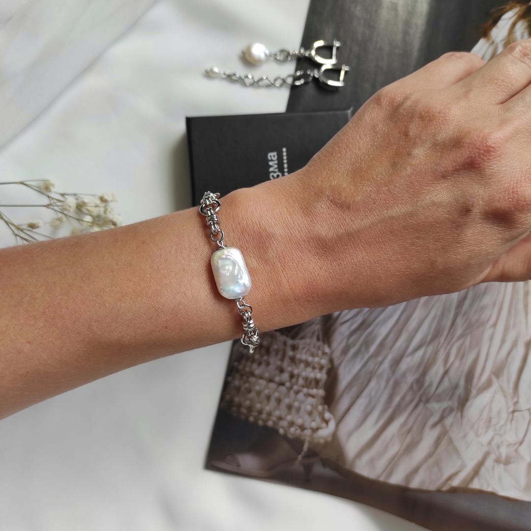 Браслет с барочной жемчужиной в белом металле