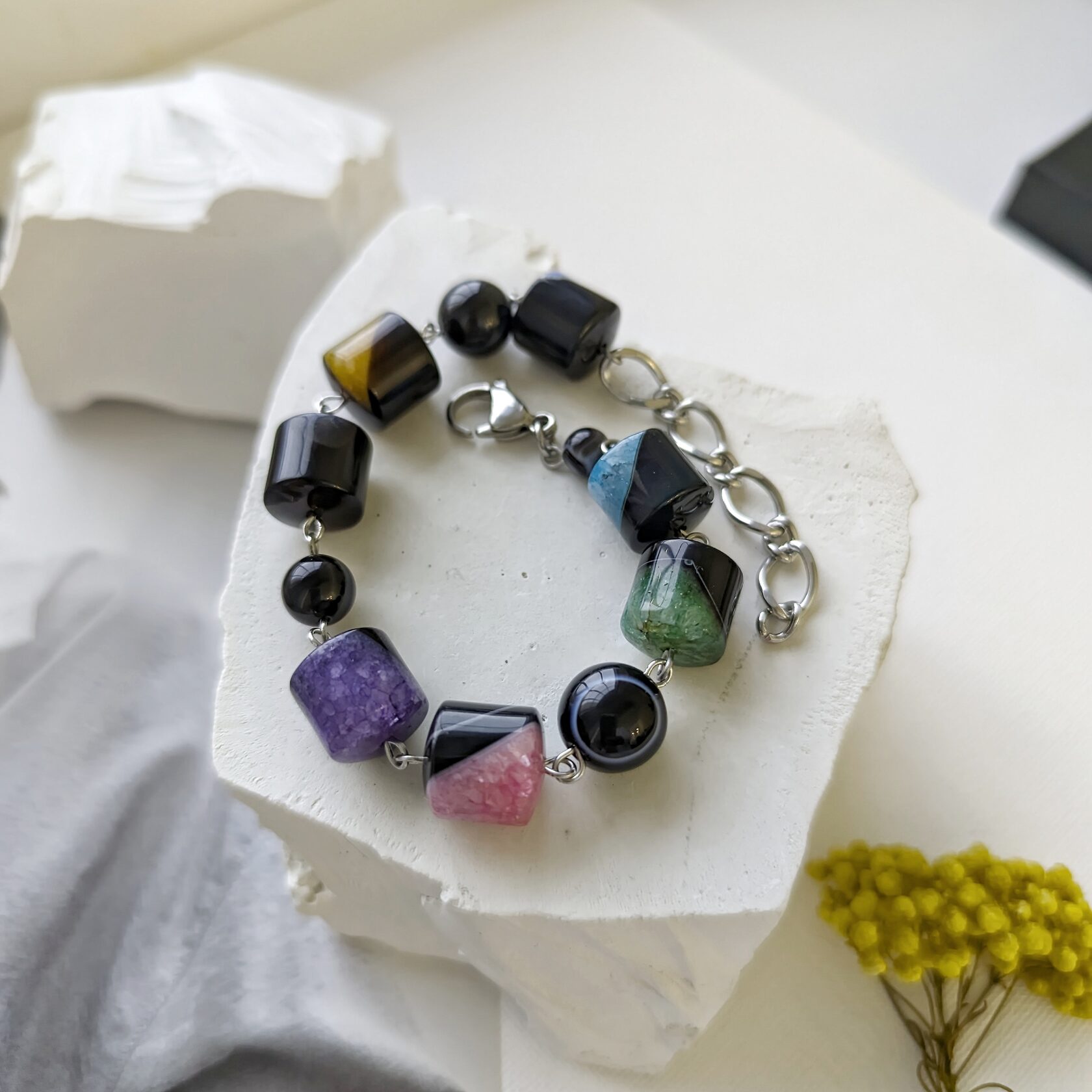 Цветной браслет из бочонков агата с включением кварца