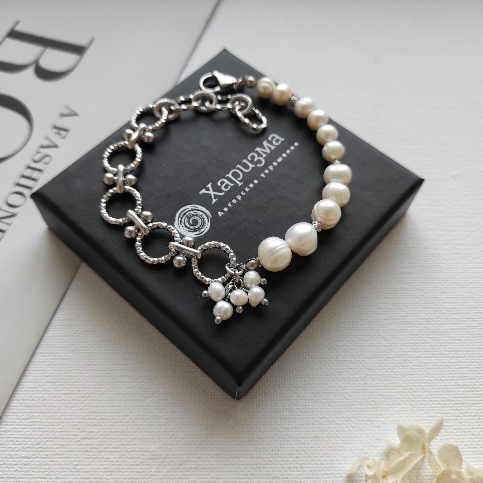 Браслет с крупной цепью и жемчугом в фурнитуре из стали