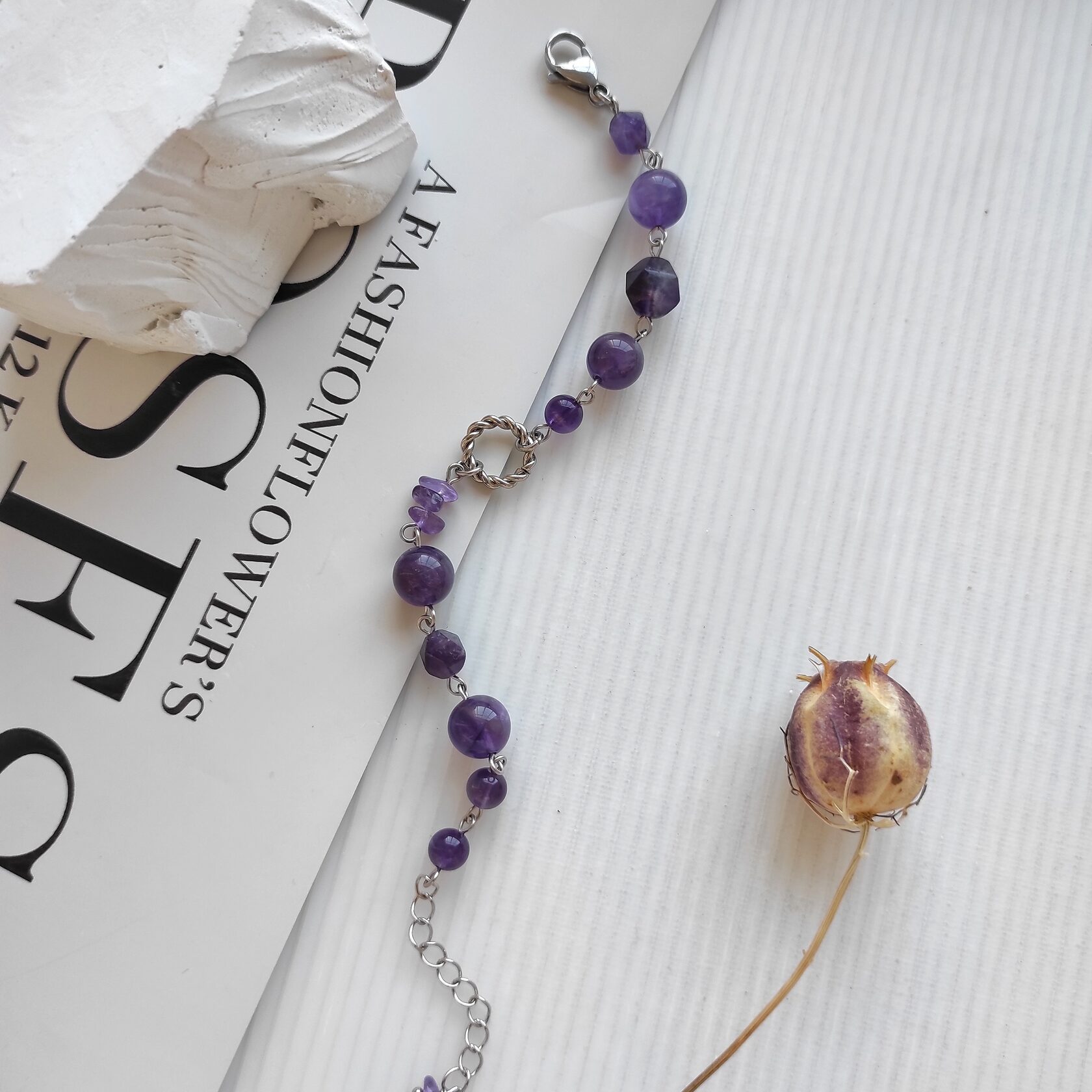 Браслет из аметистов в фурнитуре из стали