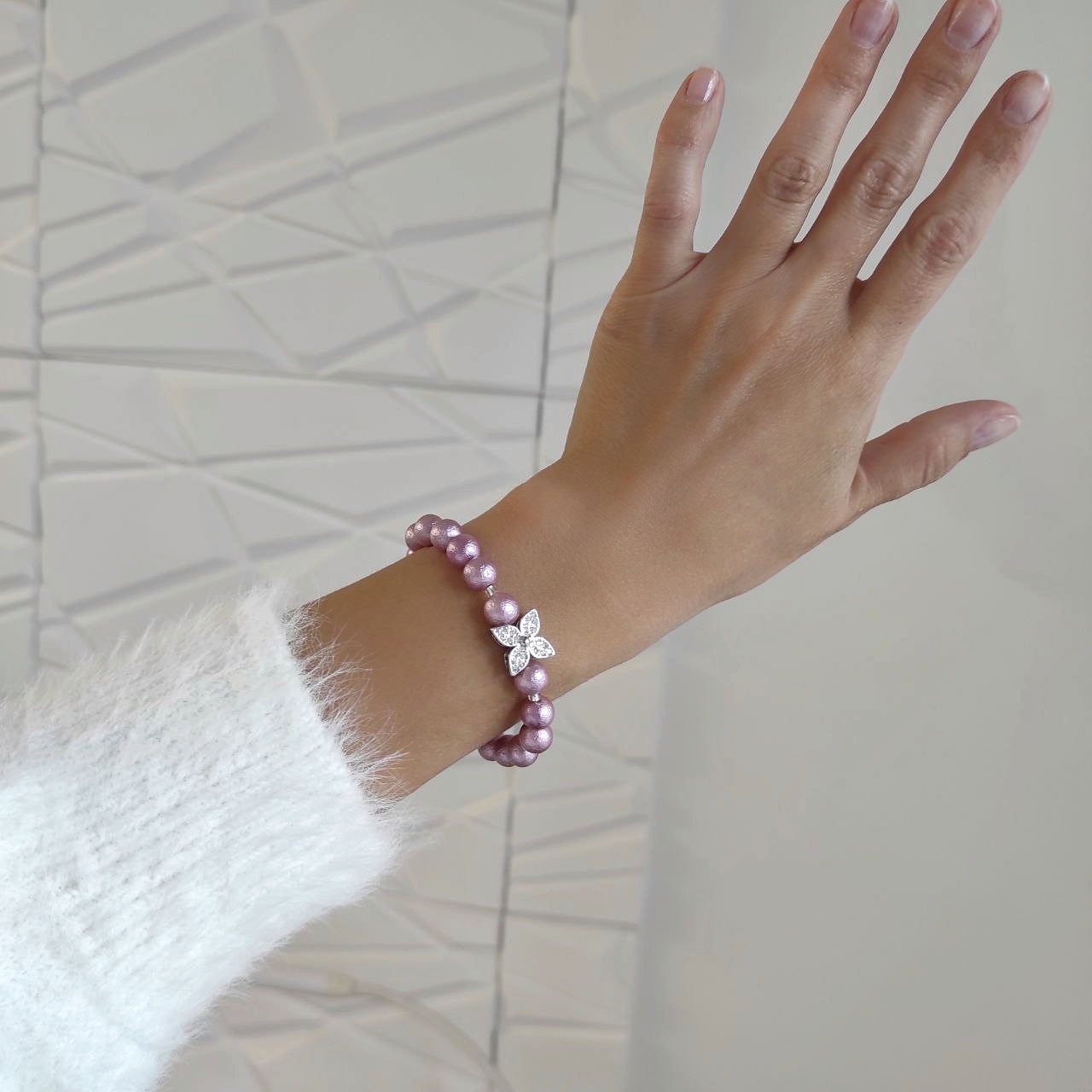 Браслет из лилового хлопкового жемчуга с кулоном клевер