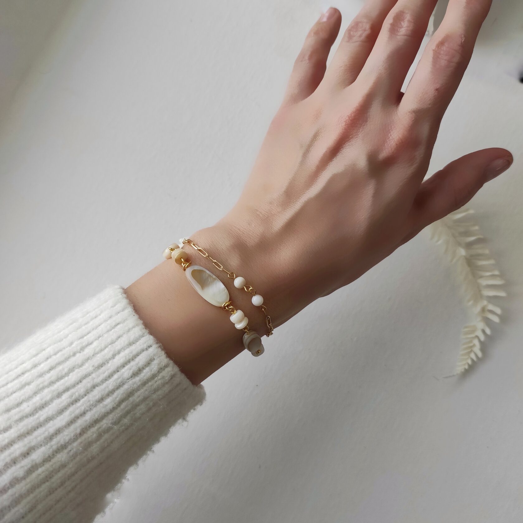 Браслет с перламутром белых и бежевых оттенков