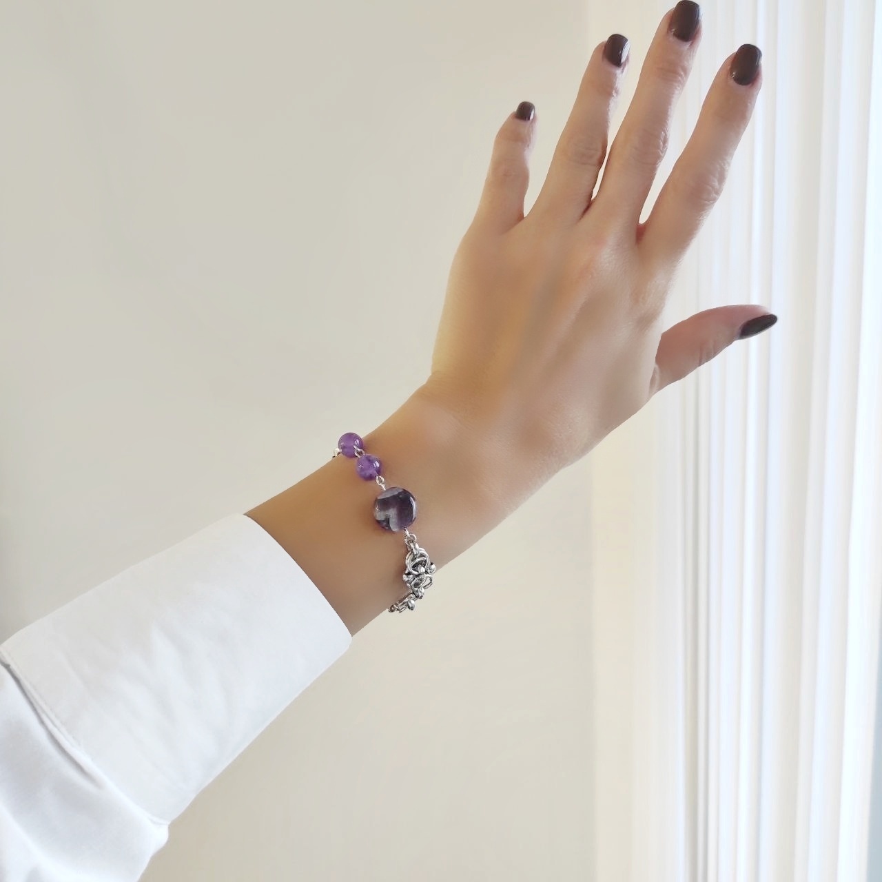 Браслет асимметричный из аметистов в фурнитуре из стали