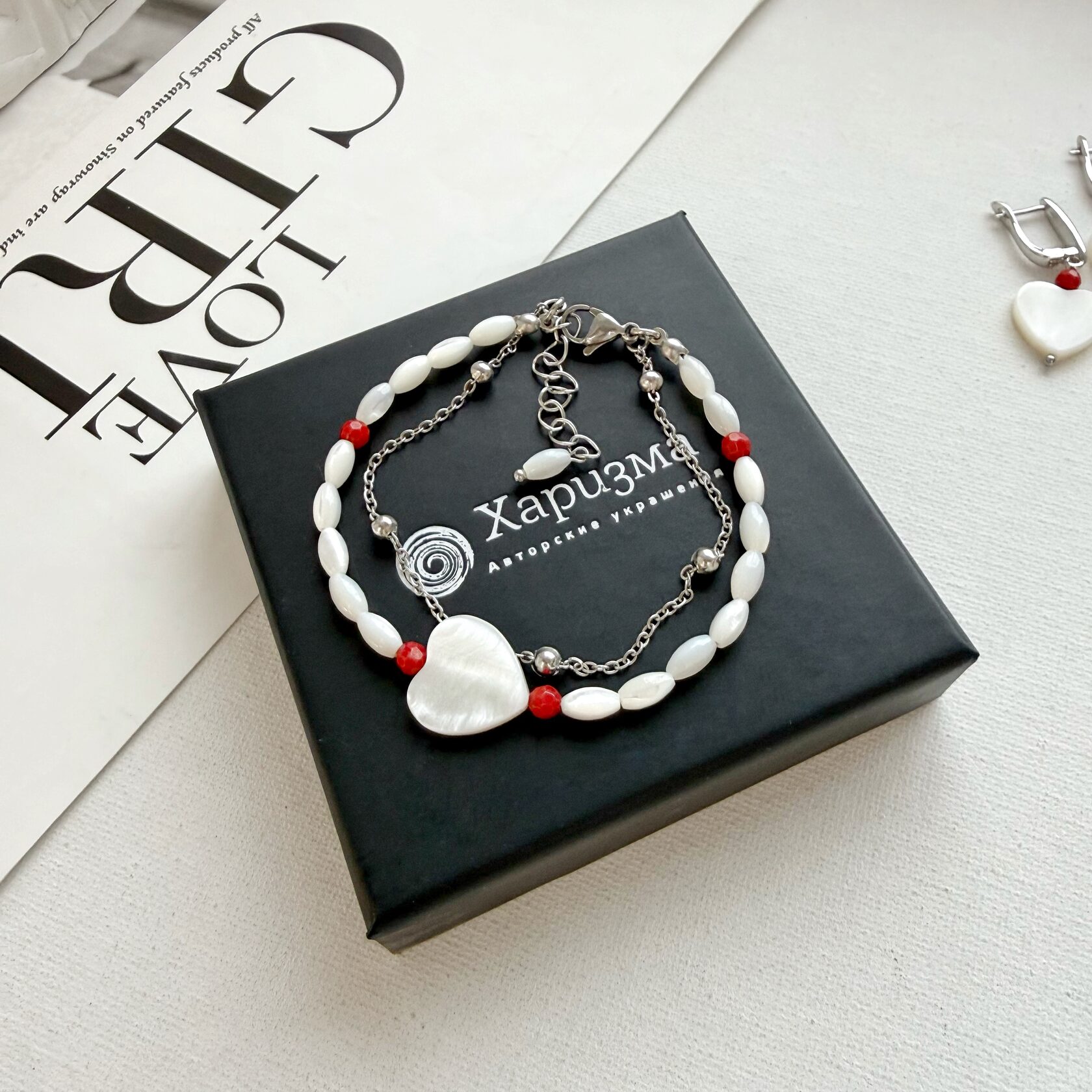 Браслет с сердечком из перламутра и красным кораллом