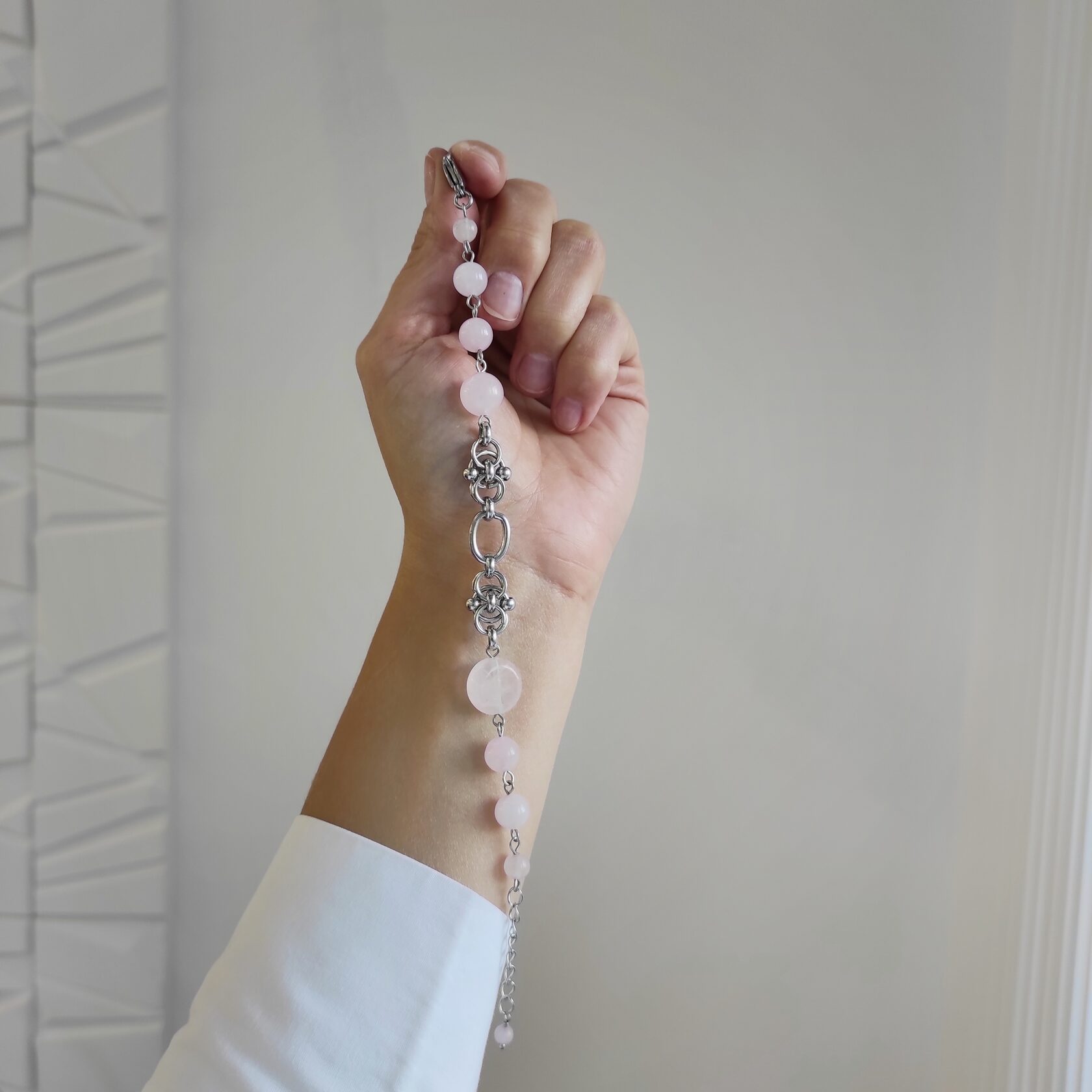 Браслет с розовым кварцем в фурнитуре из стали