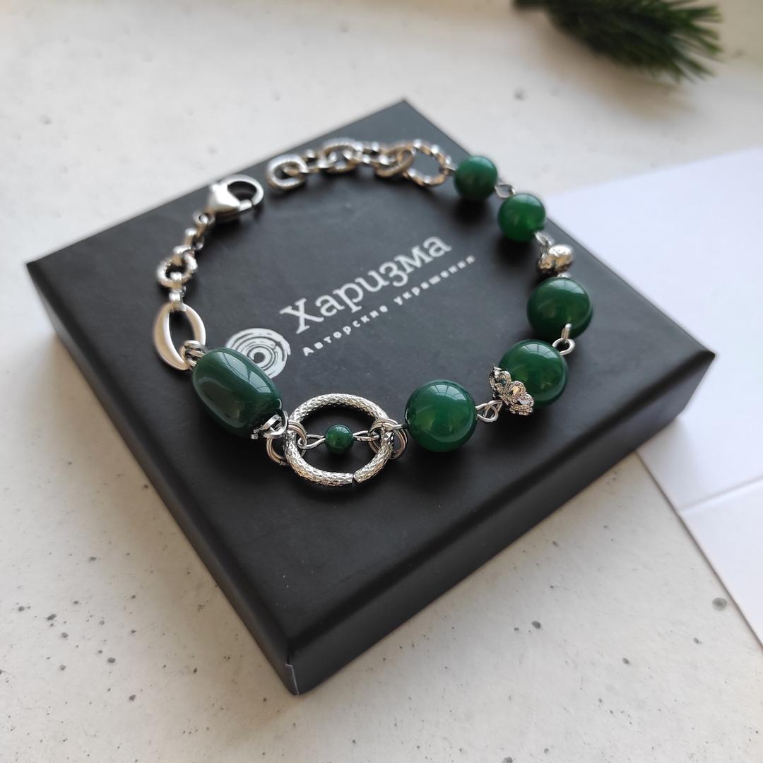 Браслет с зелёным агатом в белом металле