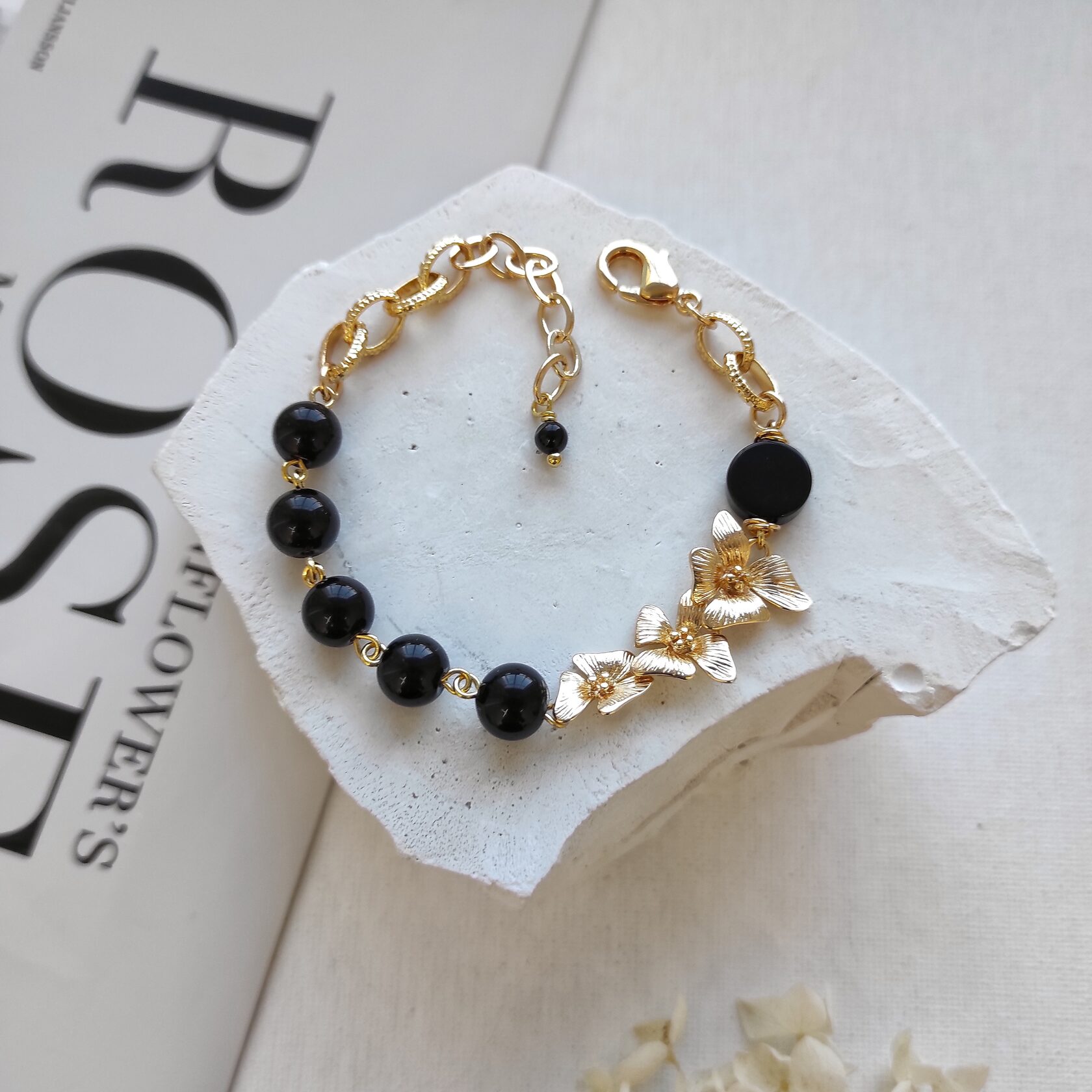 Браслет с черным агатом и цветами орхидеи в позолоченной фурнитуре