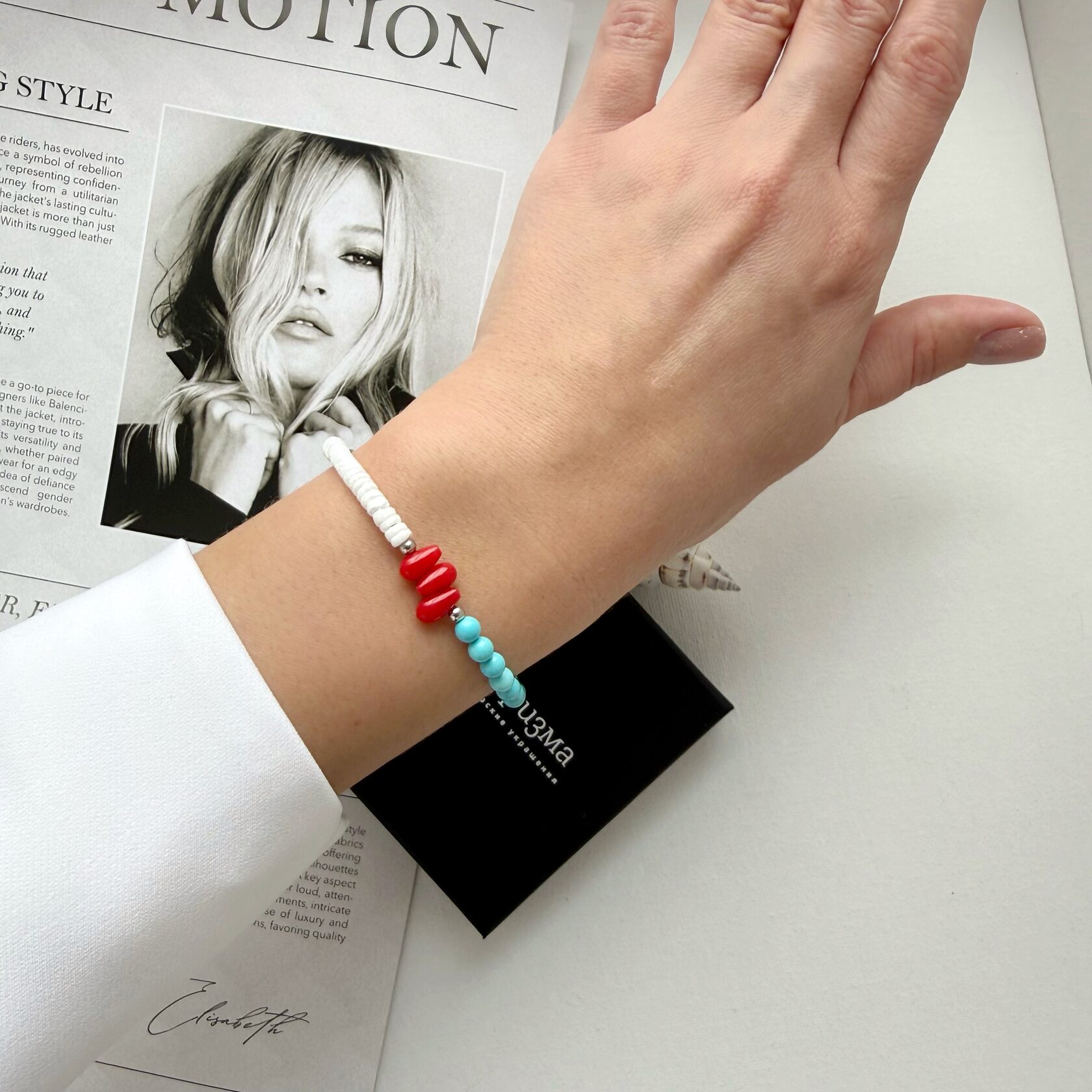 Браслет с белым и красным кораллом, турквинитом