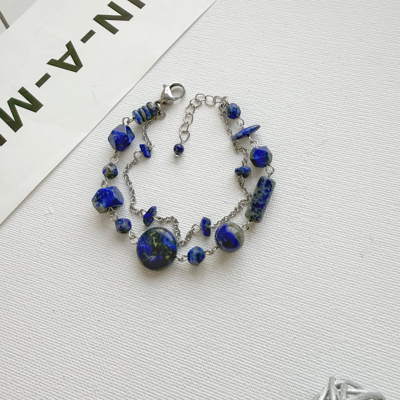 Браслет из лазурита, камни разной формы в фурнитуре из стали