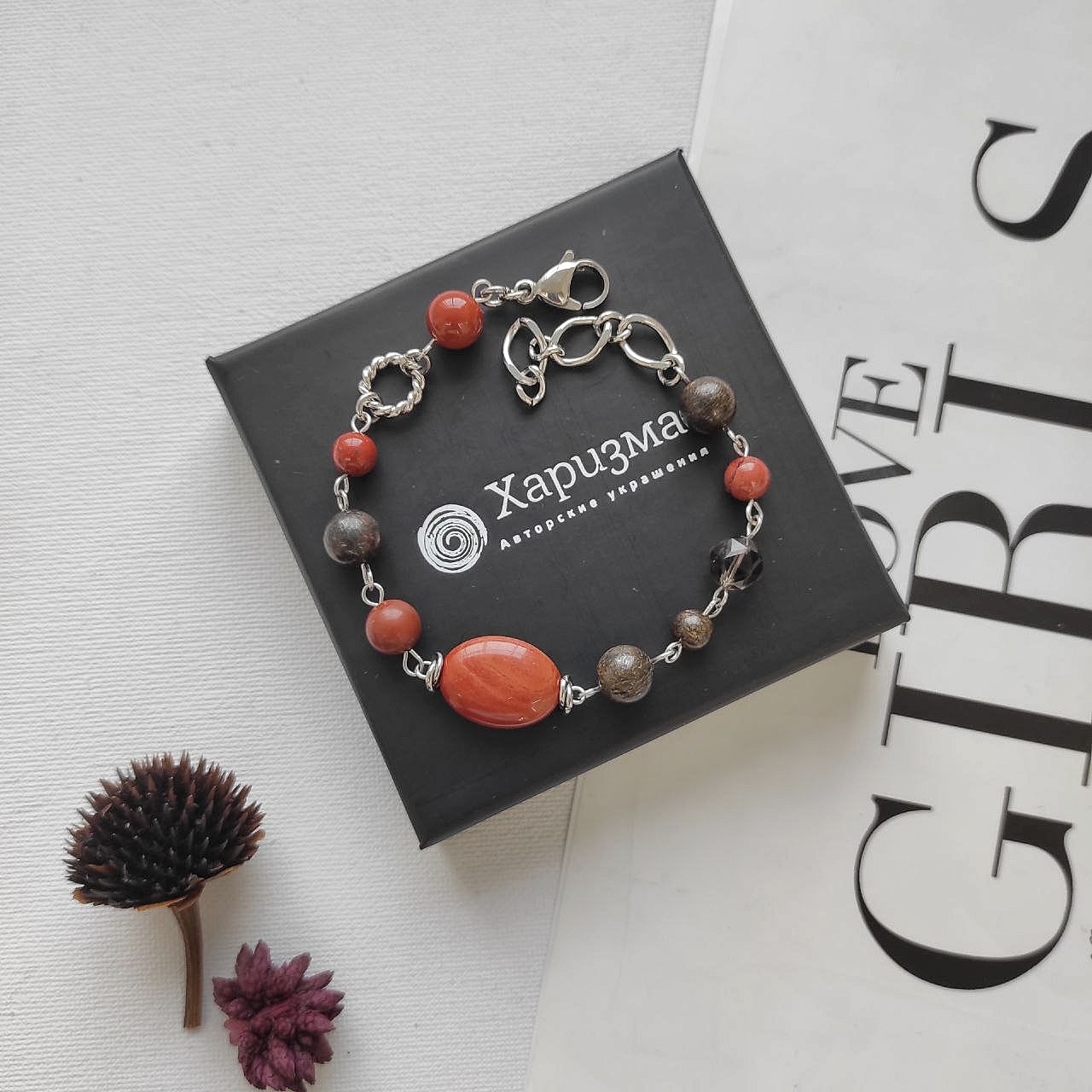 Браслет с красной яшмой и бронзитом