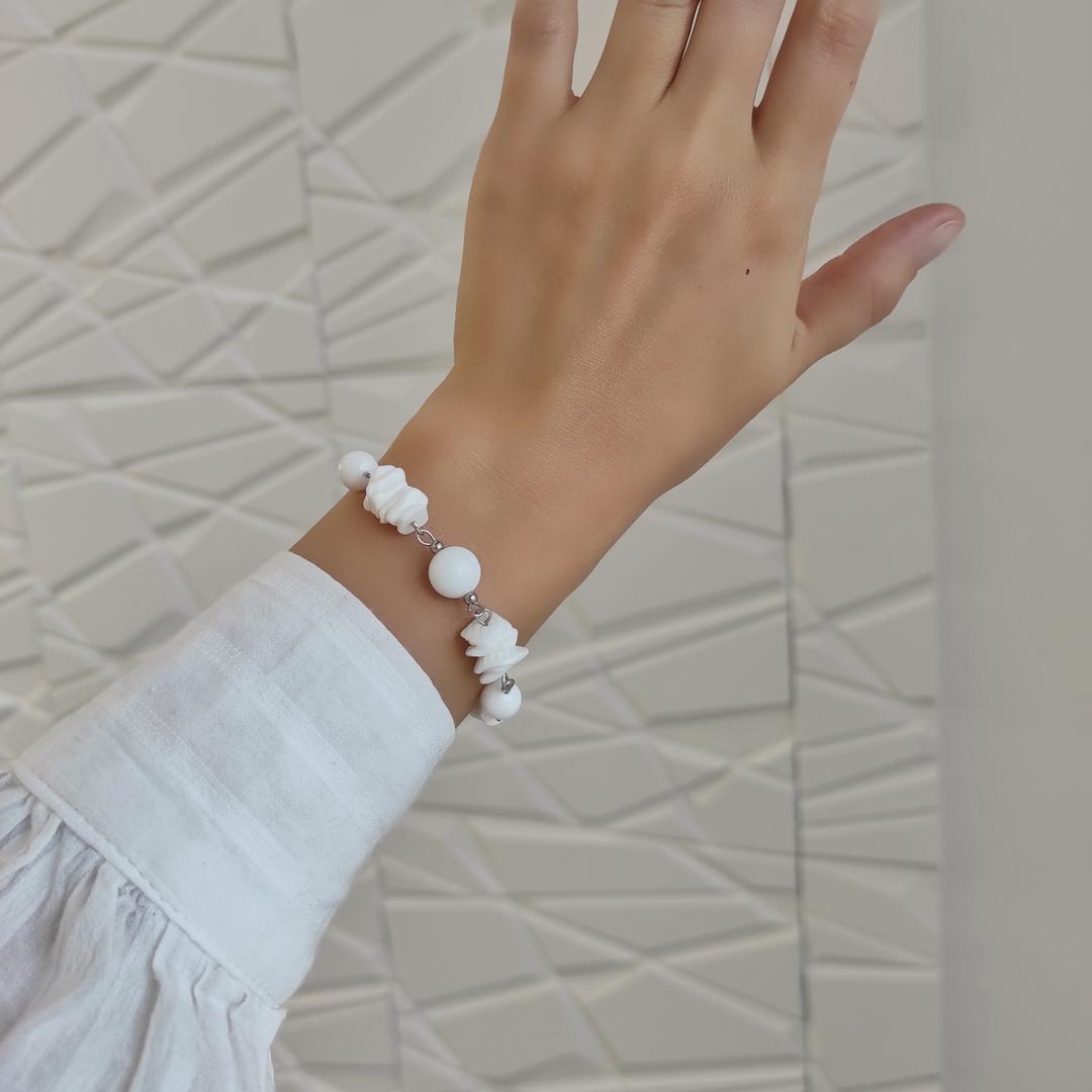 Браслет с белым кораллом и перламутром Тридакна