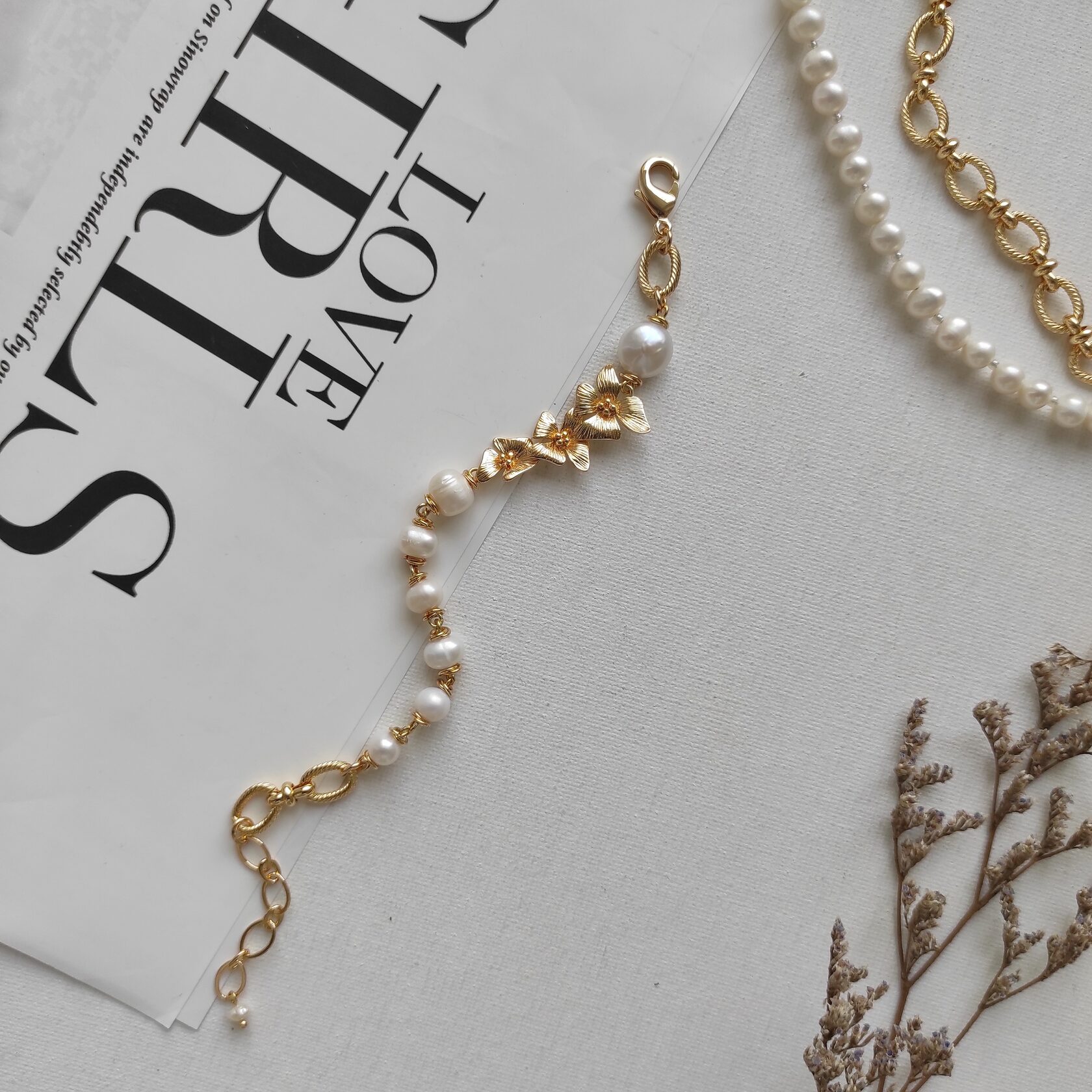 Браслет с жемчугом и орхидеями в позолоченой фурнитуре