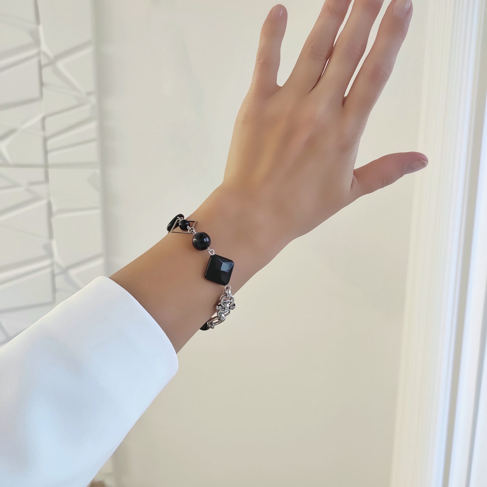 Браслет с чёрным агатом ромб в фурнитуре из стали