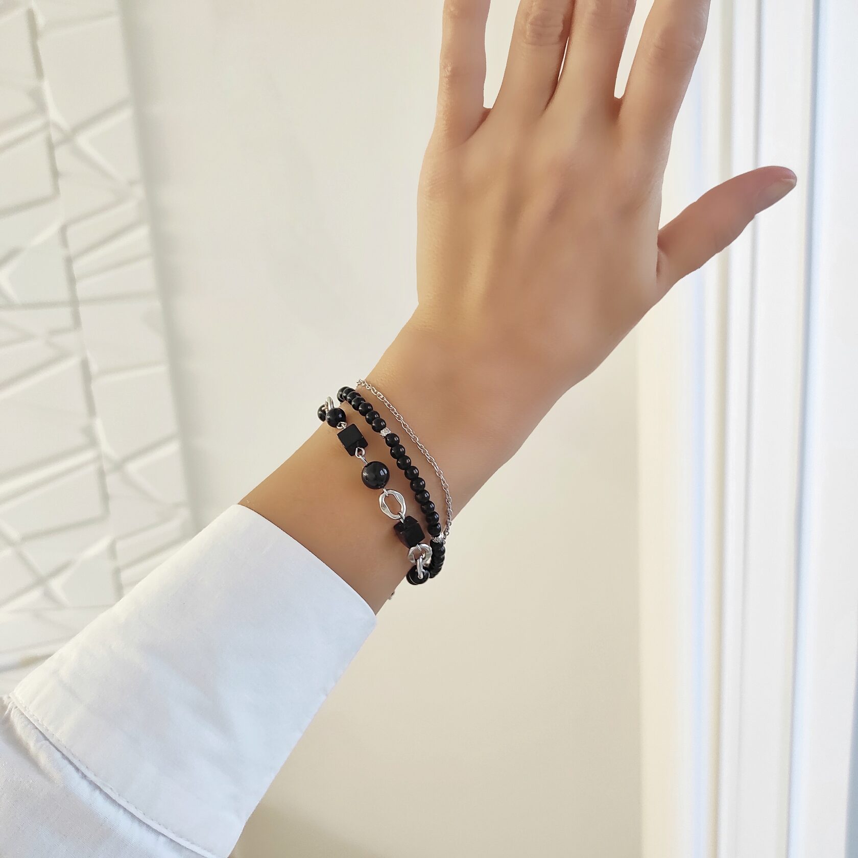 Многослойный браслет из черного агата и оникса в фурнитуре из стали