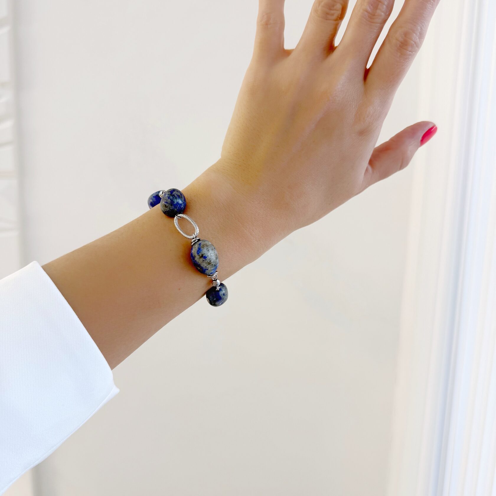 Браслет из лазурита, камни бочонки в фурнитуре из стали