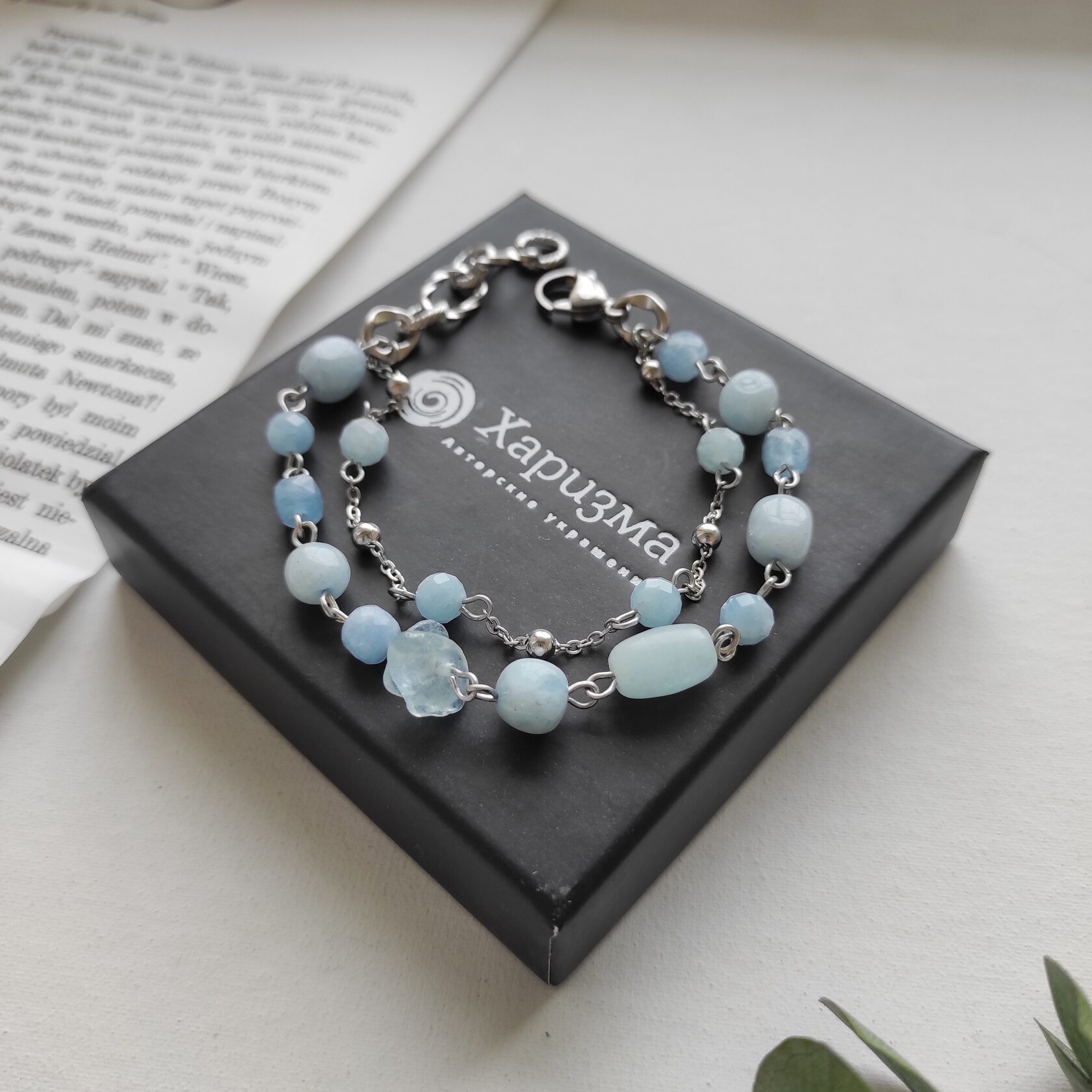 Браслет из аквамарина, камни разной формы