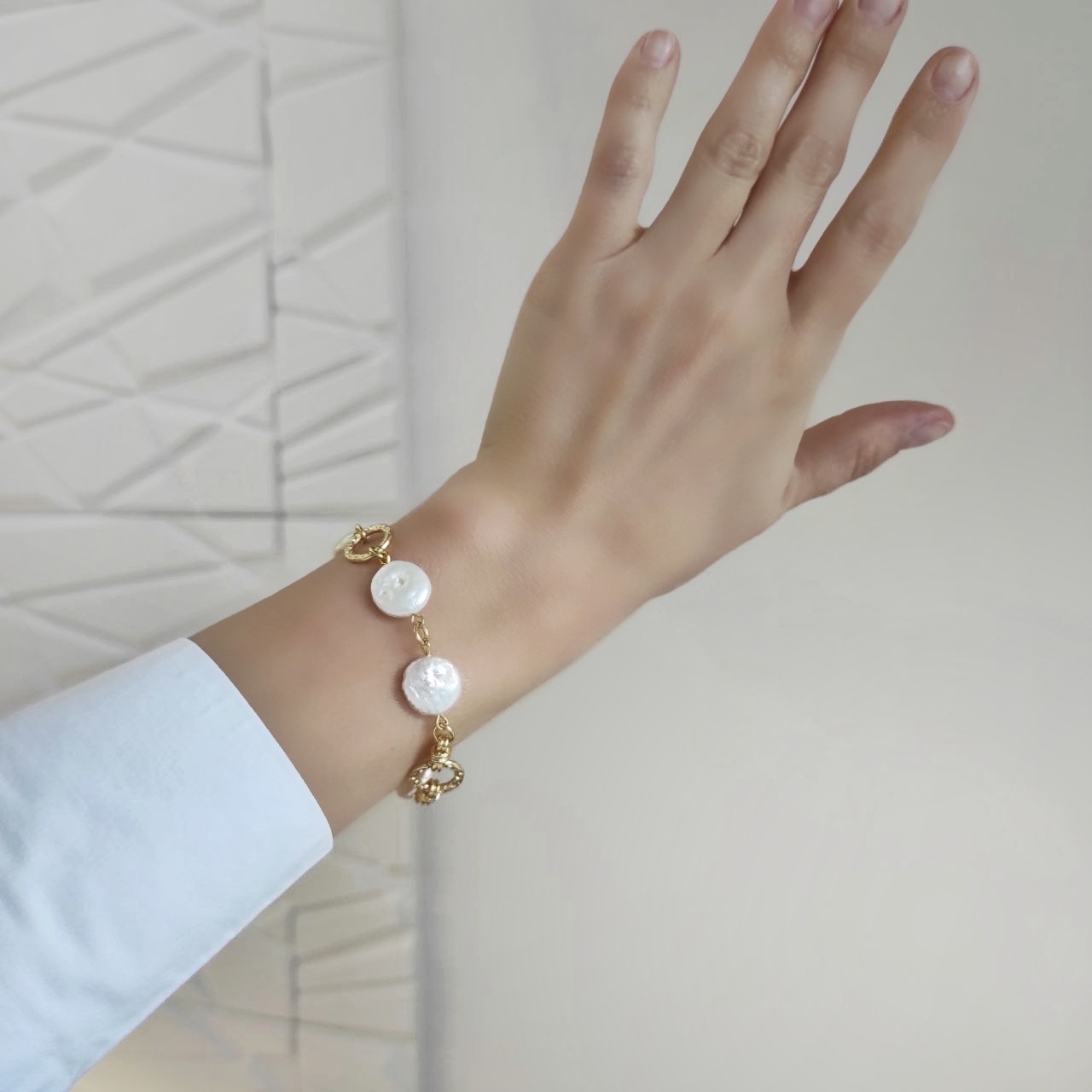 Браслет с барочными жемчужинами в позолоченной фурнитуре Уценка