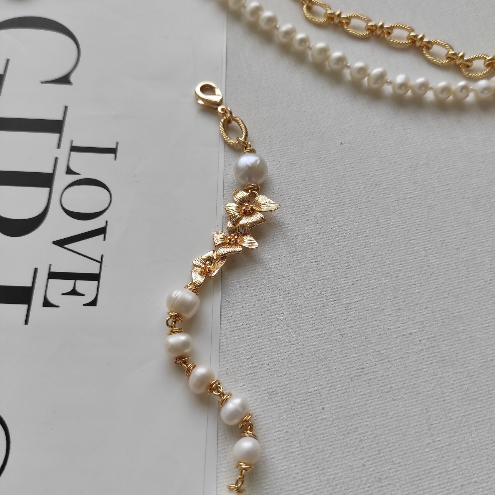 Браслет с жемчугом и орхидеями в позолоченной фурнитуре Уценка