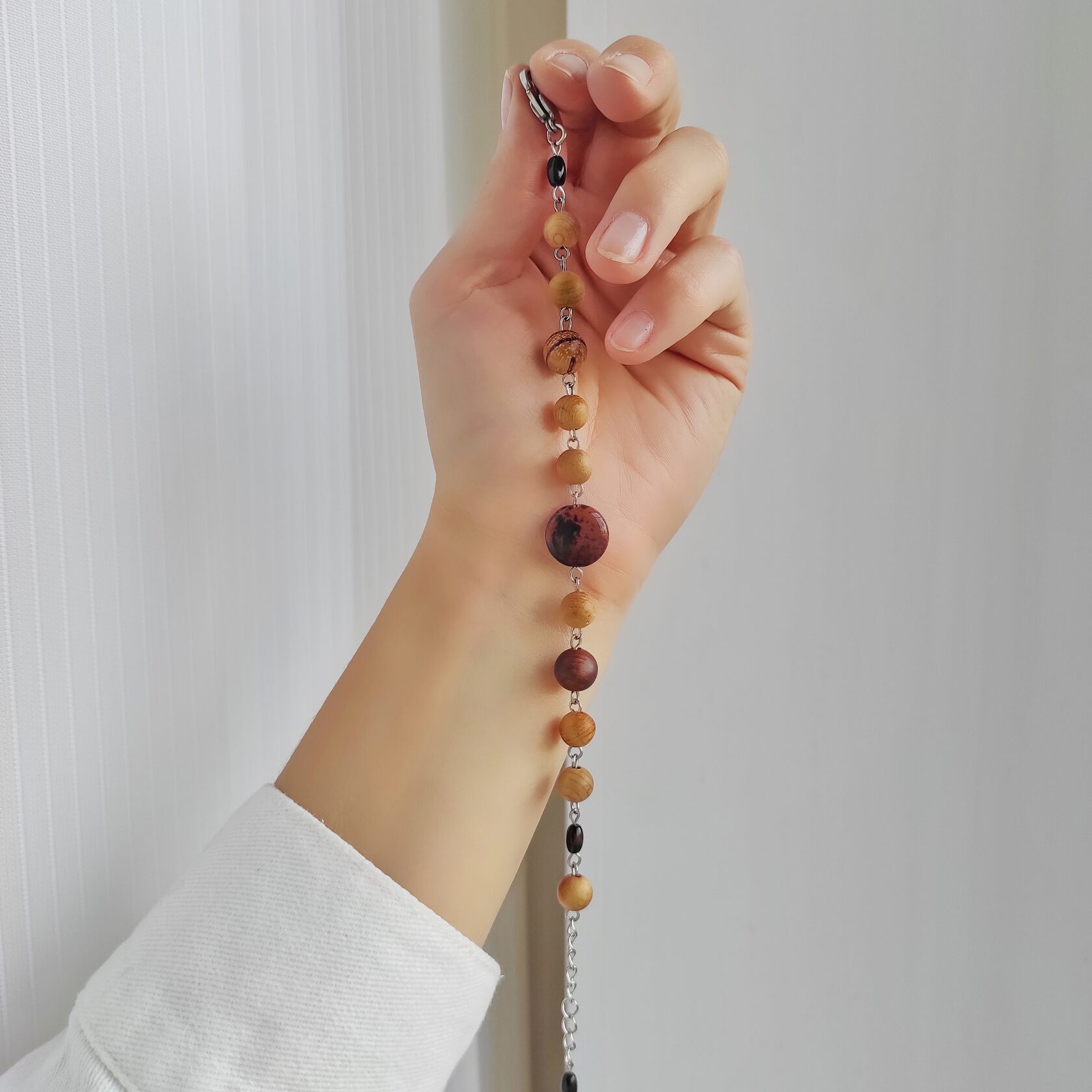 Браслет из обсидиана и деревянных шариков можжевельника, вишни, красного дерева