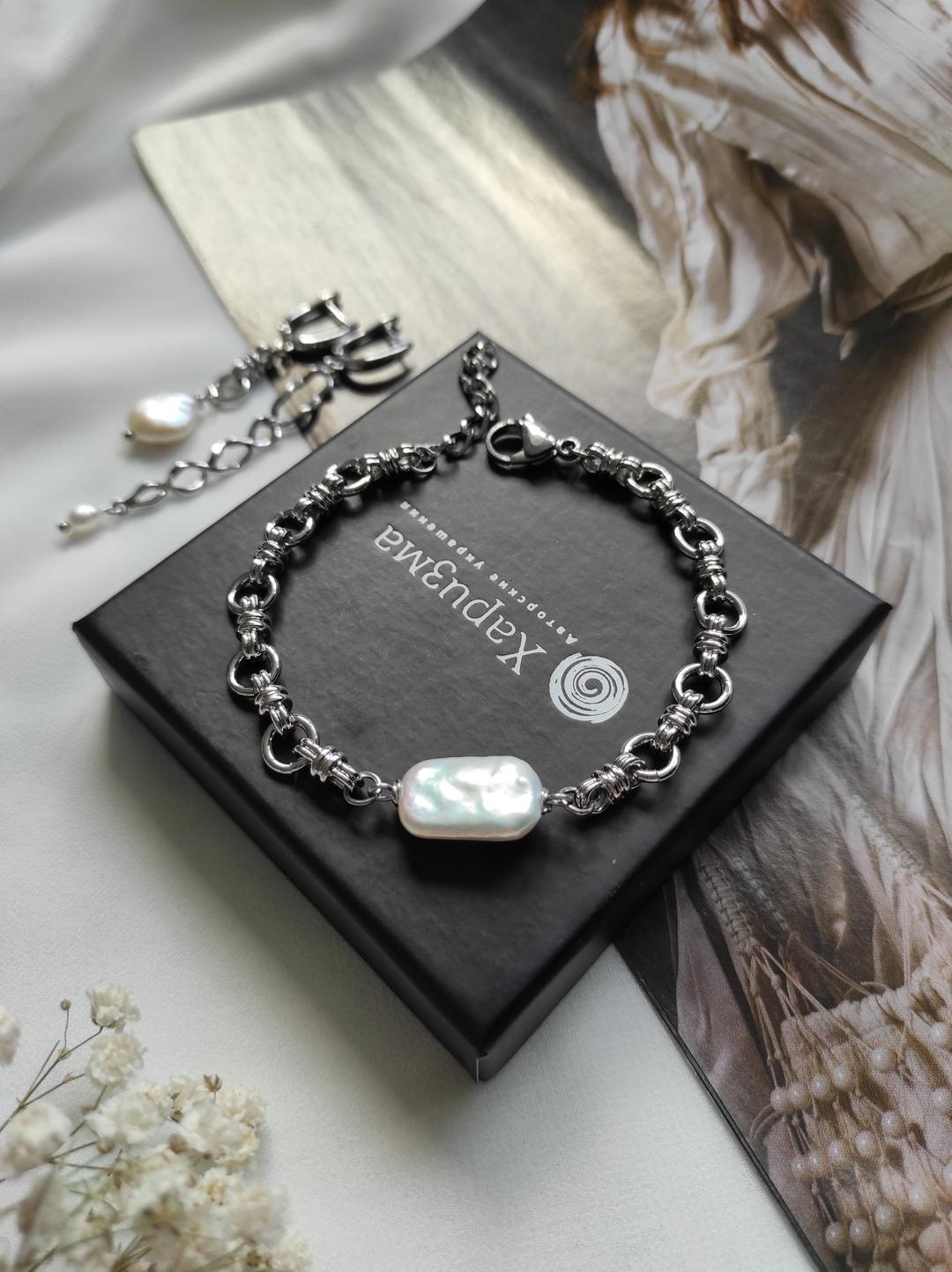 Браслет с барочной жемчужиной в белом металле