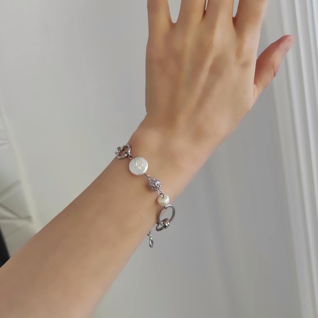 Браслет с барочным жемчугом в белом металле