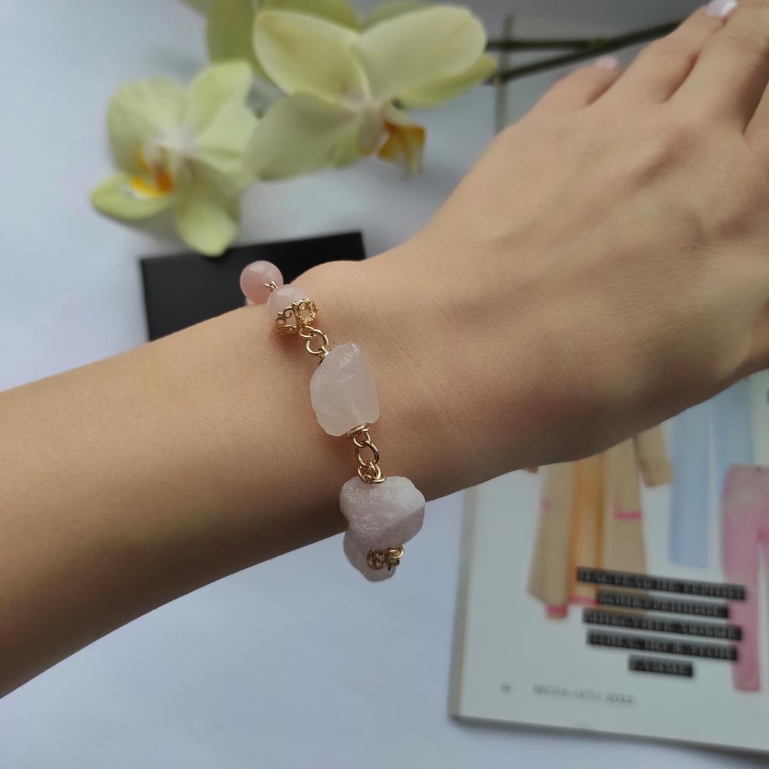 Браслет с необработанным розовым кварцем в позолоченной фурнитуре