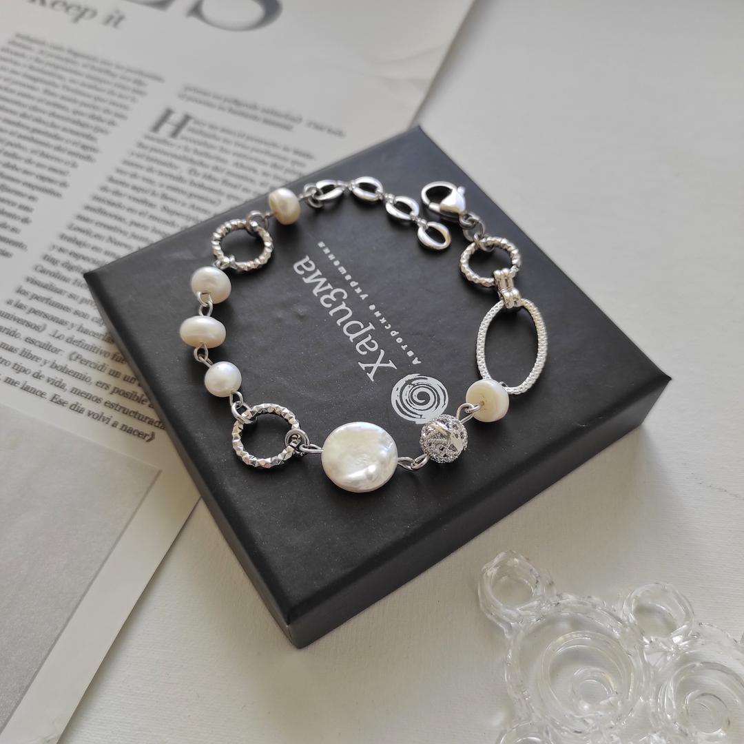 Браслет с барочным жемчугом в белом металле