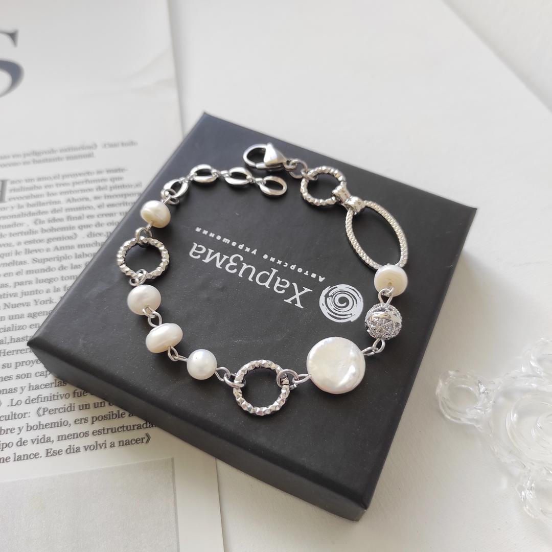 Браслет с барочным жемчугом в белом металле