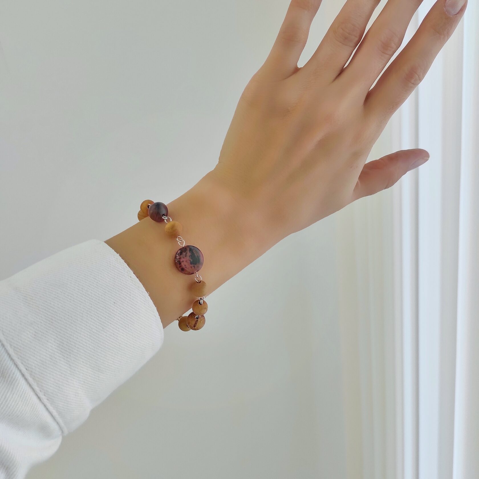 Браслет из обсидиана и деревянных шариков можжевельника, вишни, красного дерева