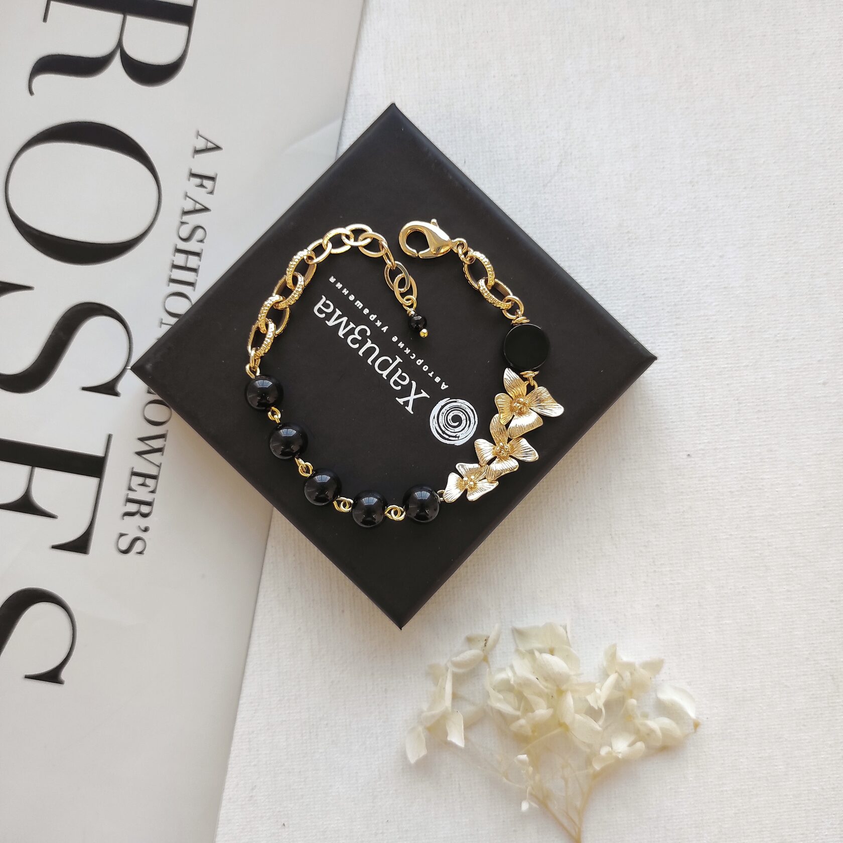 Браслет с черным агатом и цветами орхидеи в позолоченной фурнитуре