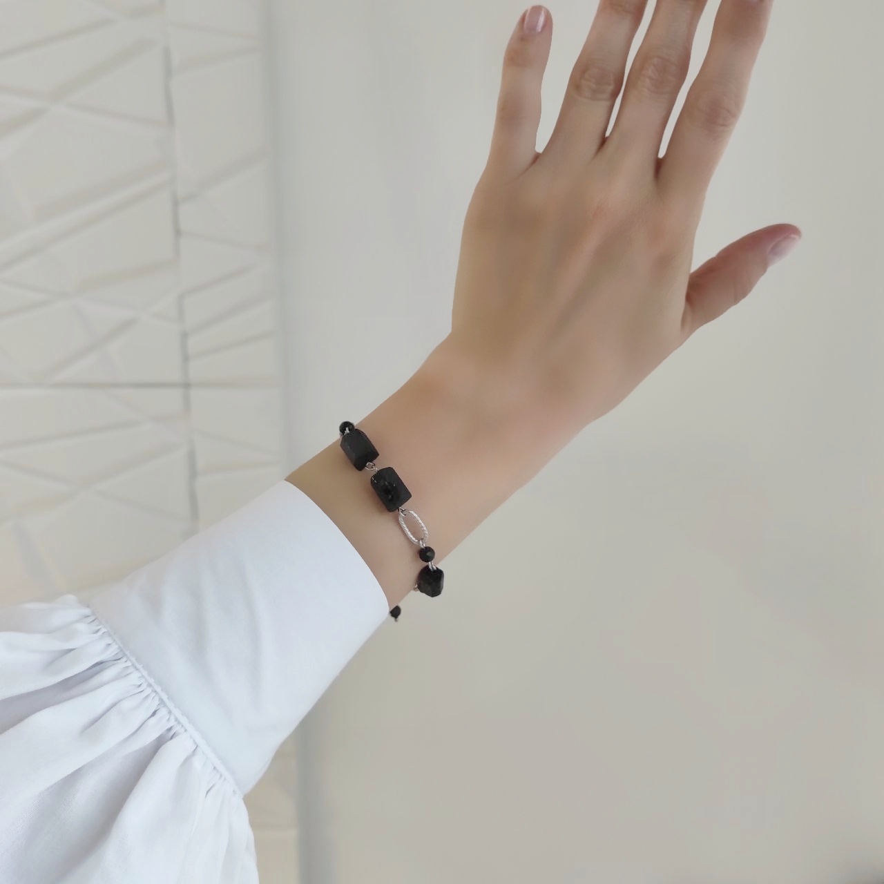 Браслет с черным турмалином ( шерл ), камни в форме столбиков