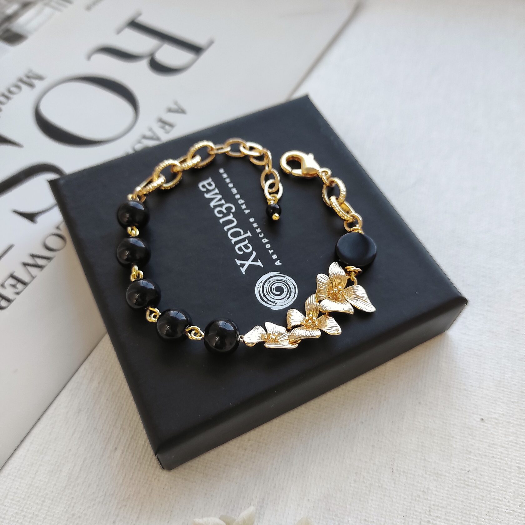 Браслет с черным агатом и цветами орхидеи в позолоченной фурнитуре