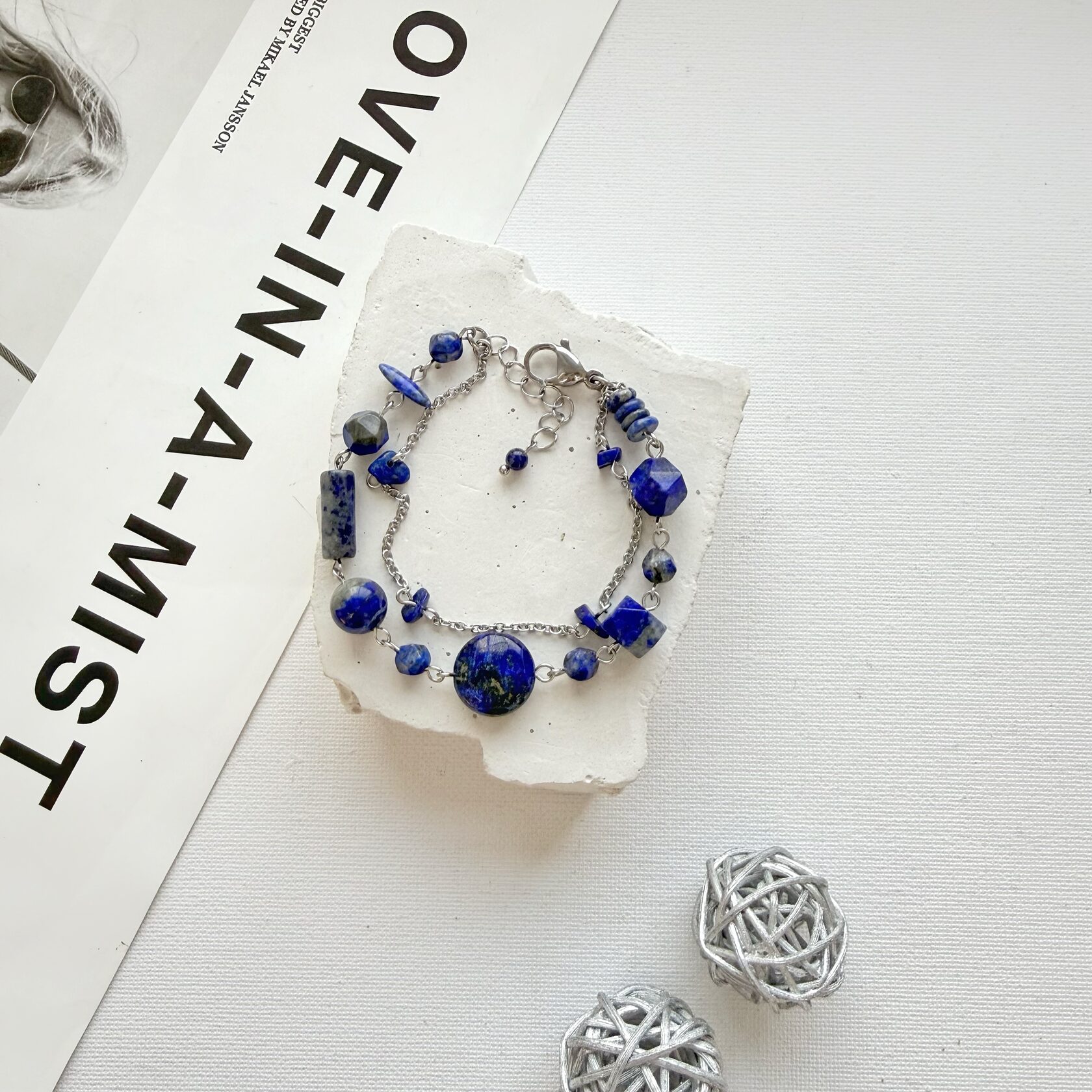 Браслет из лазурита, камни разной формы в фурнитуре из стали